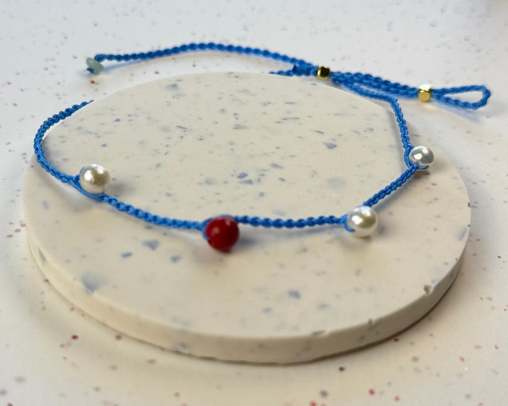Choker/collier tressé artisanal avec perles d’eau douce et corail rouge