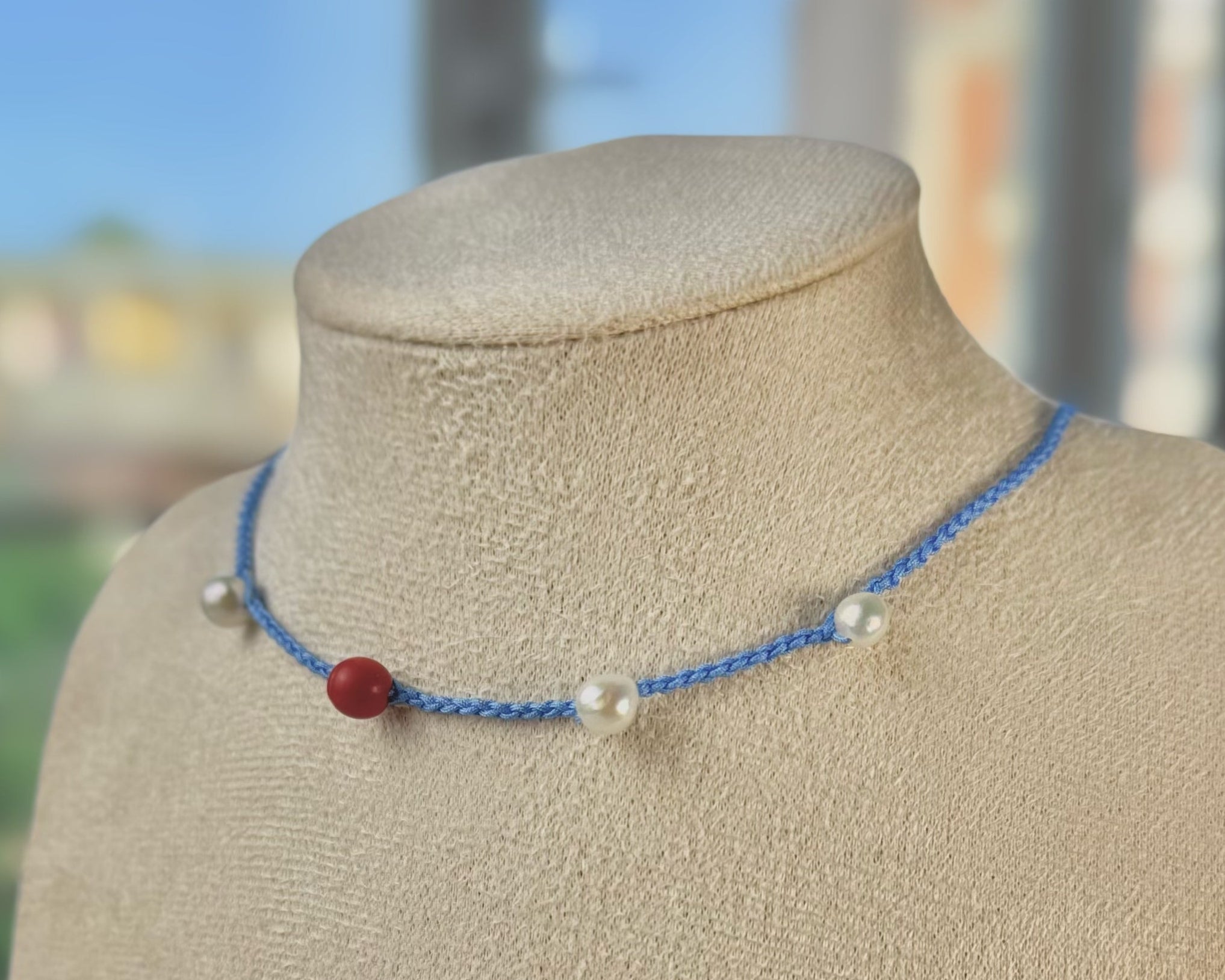 Choker/collier tressé artisanal avec perles d’eau douce et corail rouge