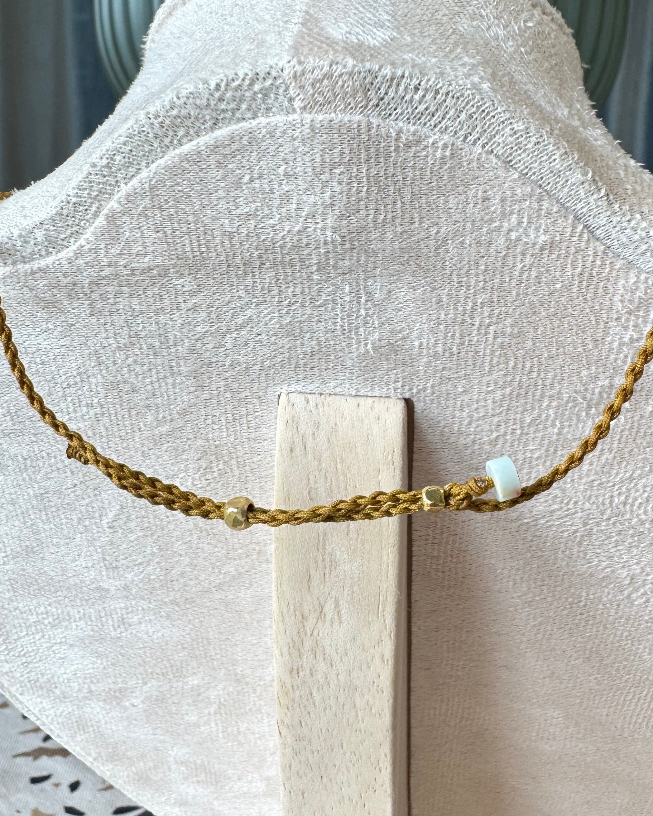 Choker/collier artisanal avec perles d’eau douce et corail rouge