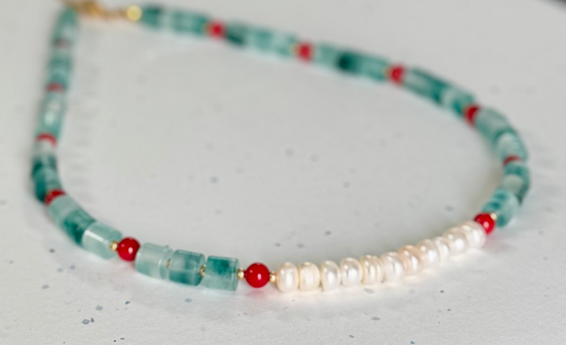 Collier artisanal ras-du-cou en perles d’eau douce, jade et agate rouge