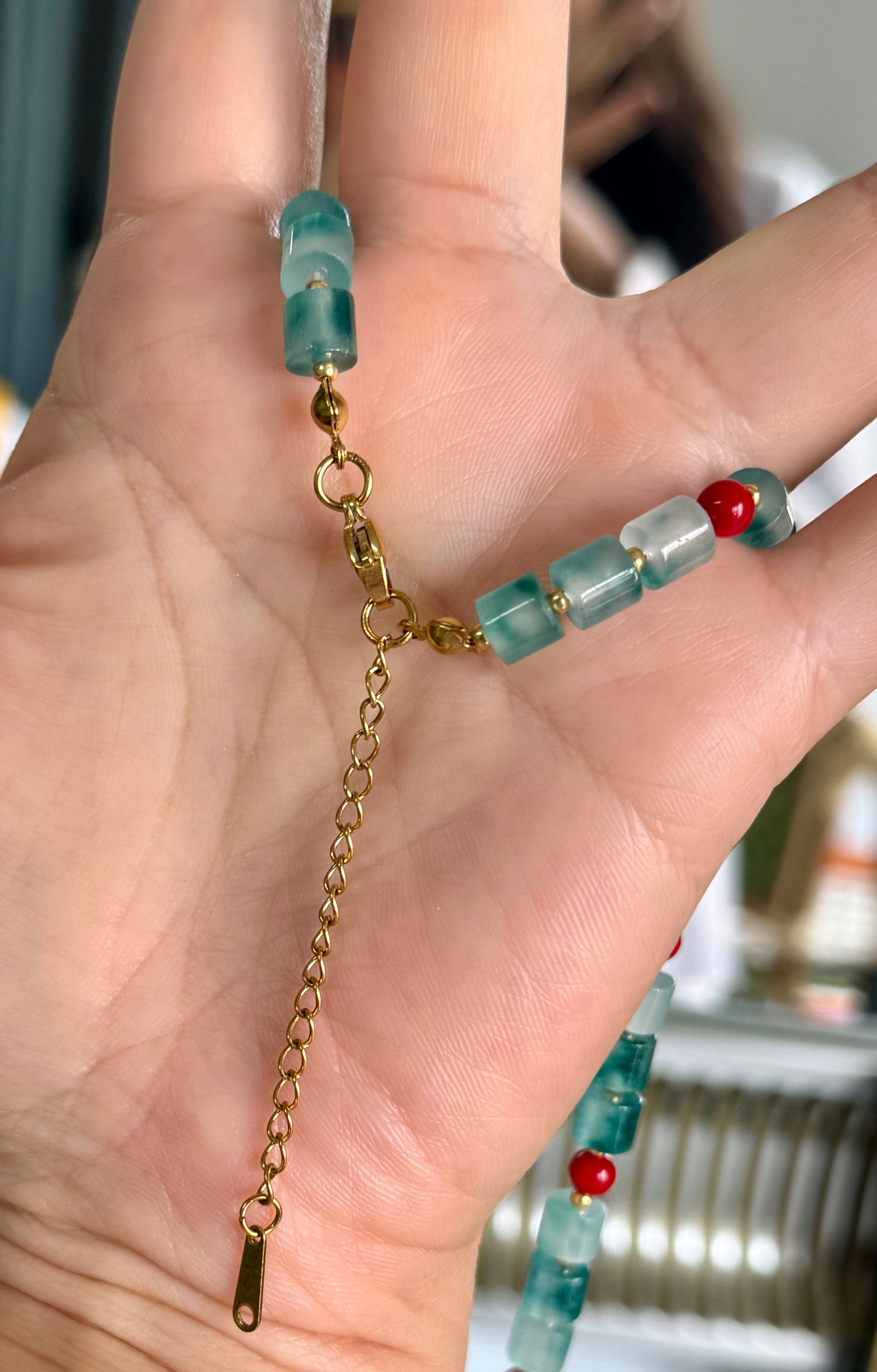 Collier artisanal ras-du-cou en perles d’eau douce, jade et agate rouge