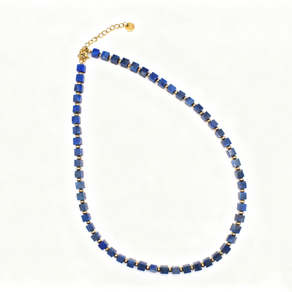 Collier artisanal ras-du-cou en perles d'eau douce, jade et agate rouge