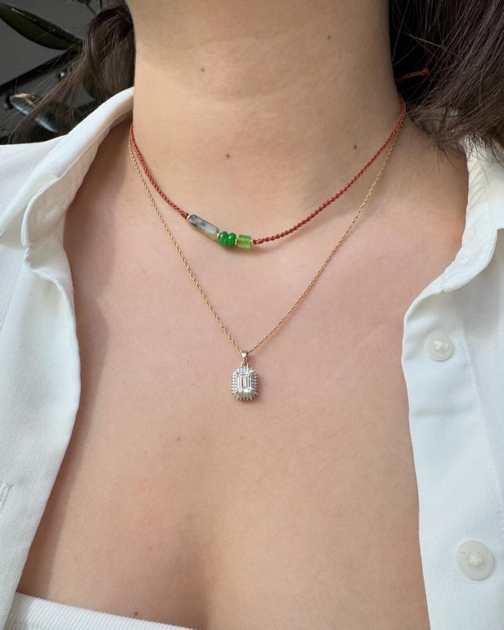 Collier fait main inspiré d'Asie, jade et agate verte sur cordon tressé, ajustable