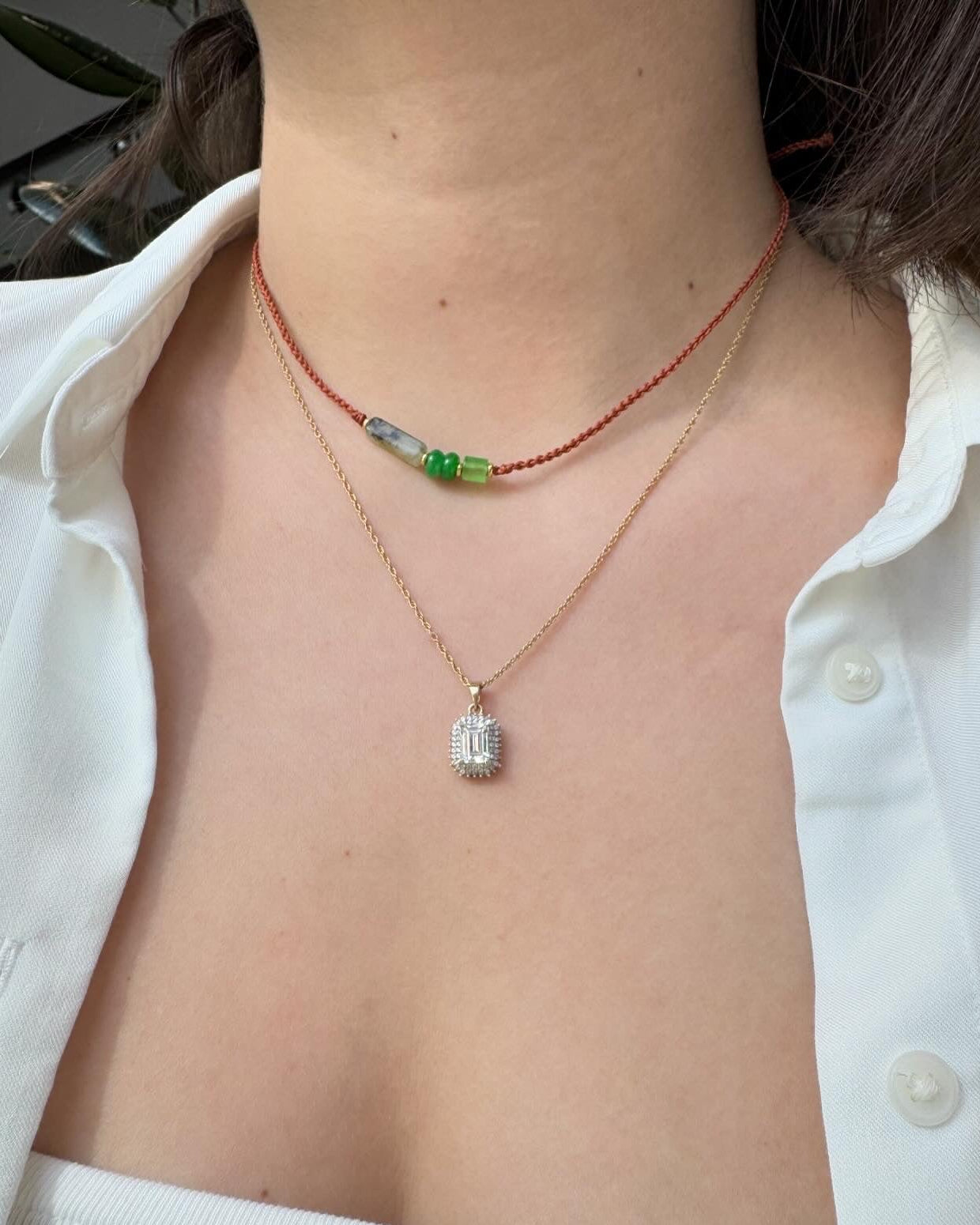Collier fait main inspiré d'Asie, jade et agate verte sur cordon tressé, ajustable