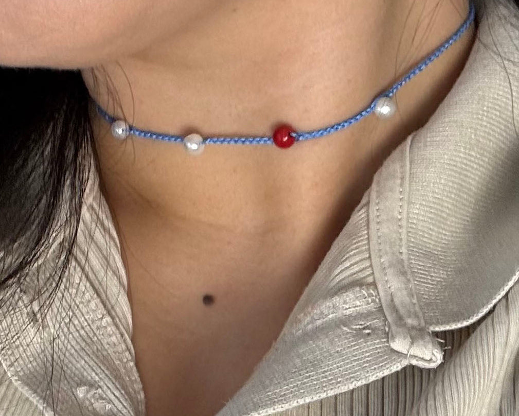 Choker/collier tressé artisanal avec perles d’eau douce et corail rouge