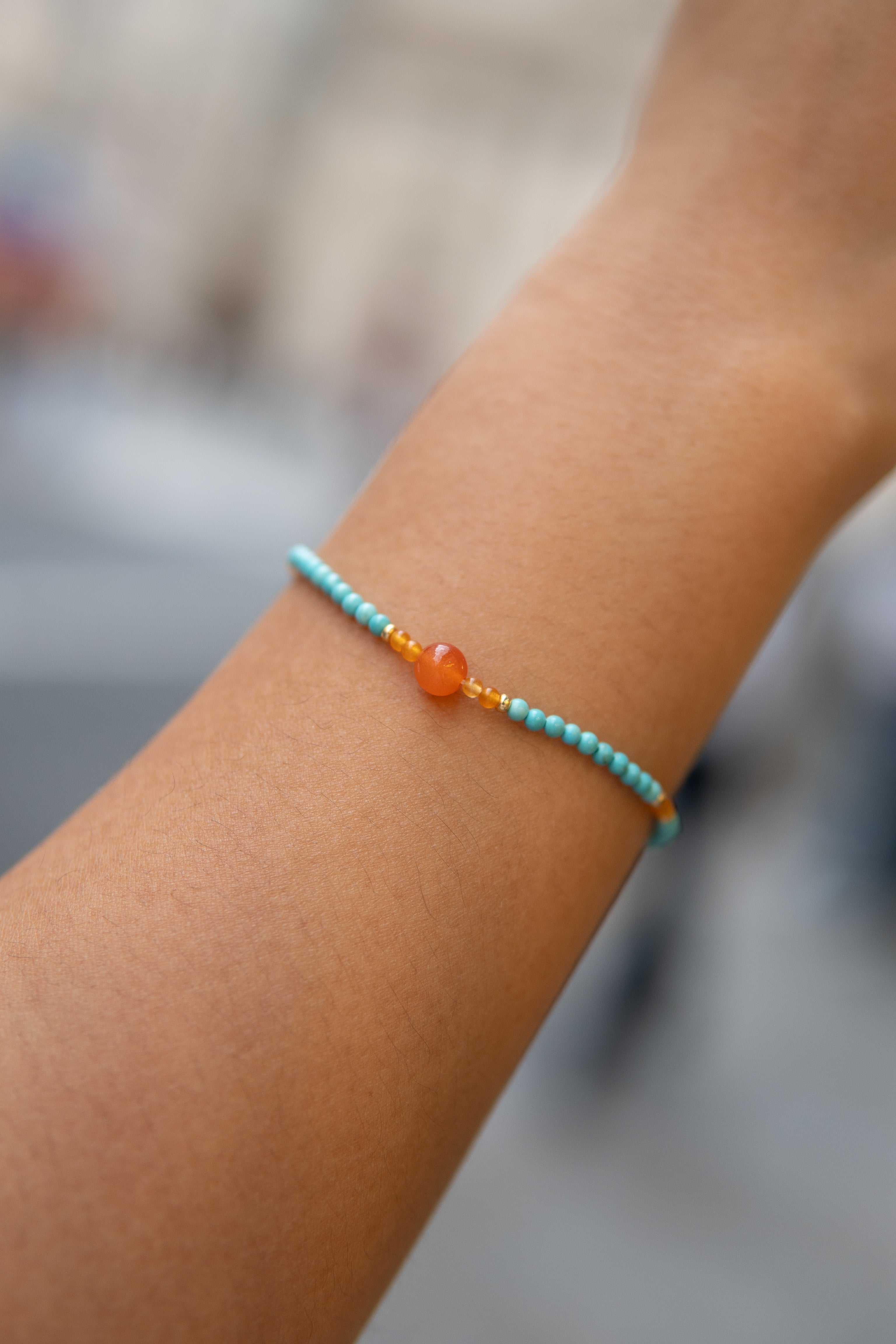 Bracelet artisanal très fin en perle d'agate orange, turquoise et jade