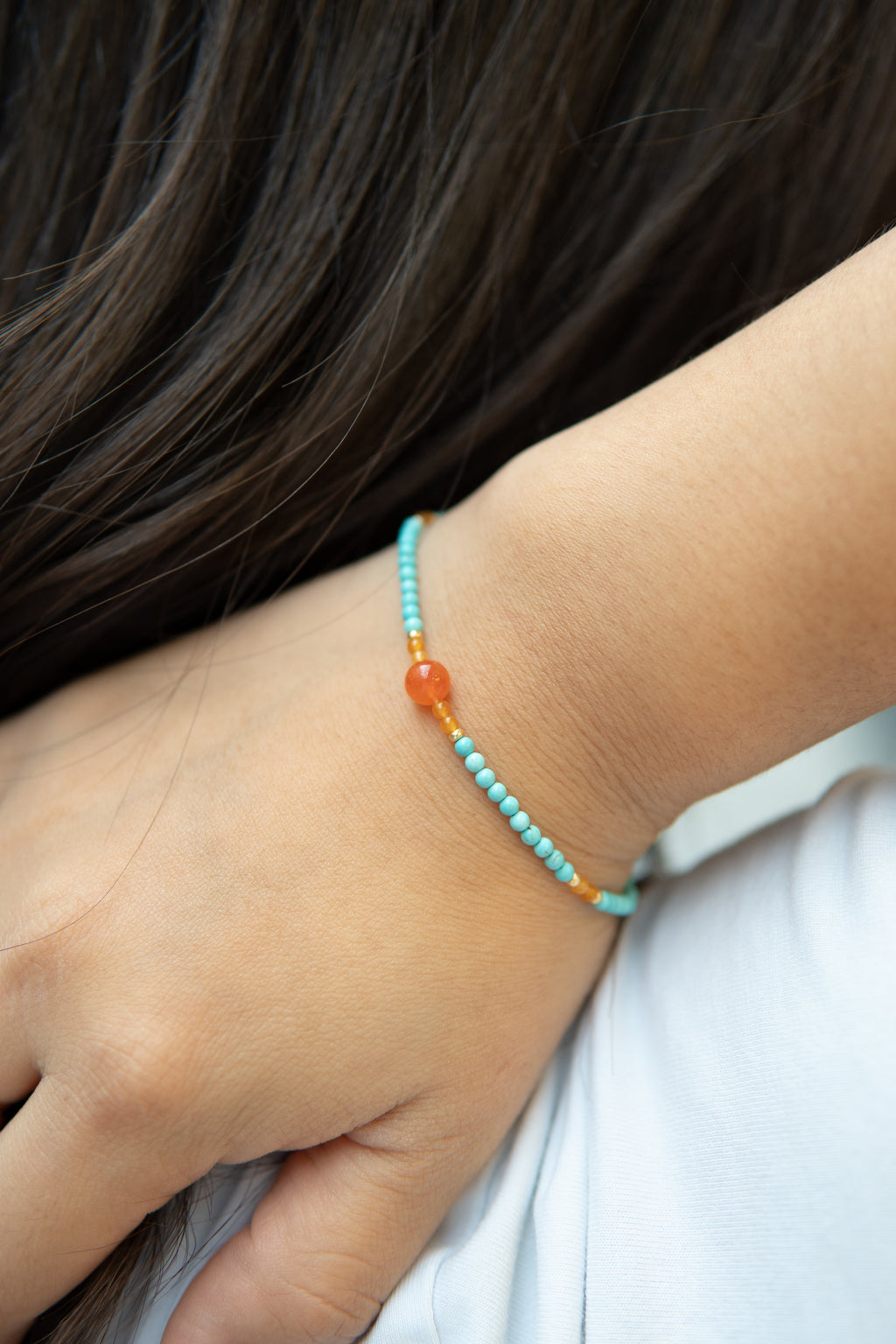 Bracelet artisanal très fin en perle d'agate orange, turquoise et jade