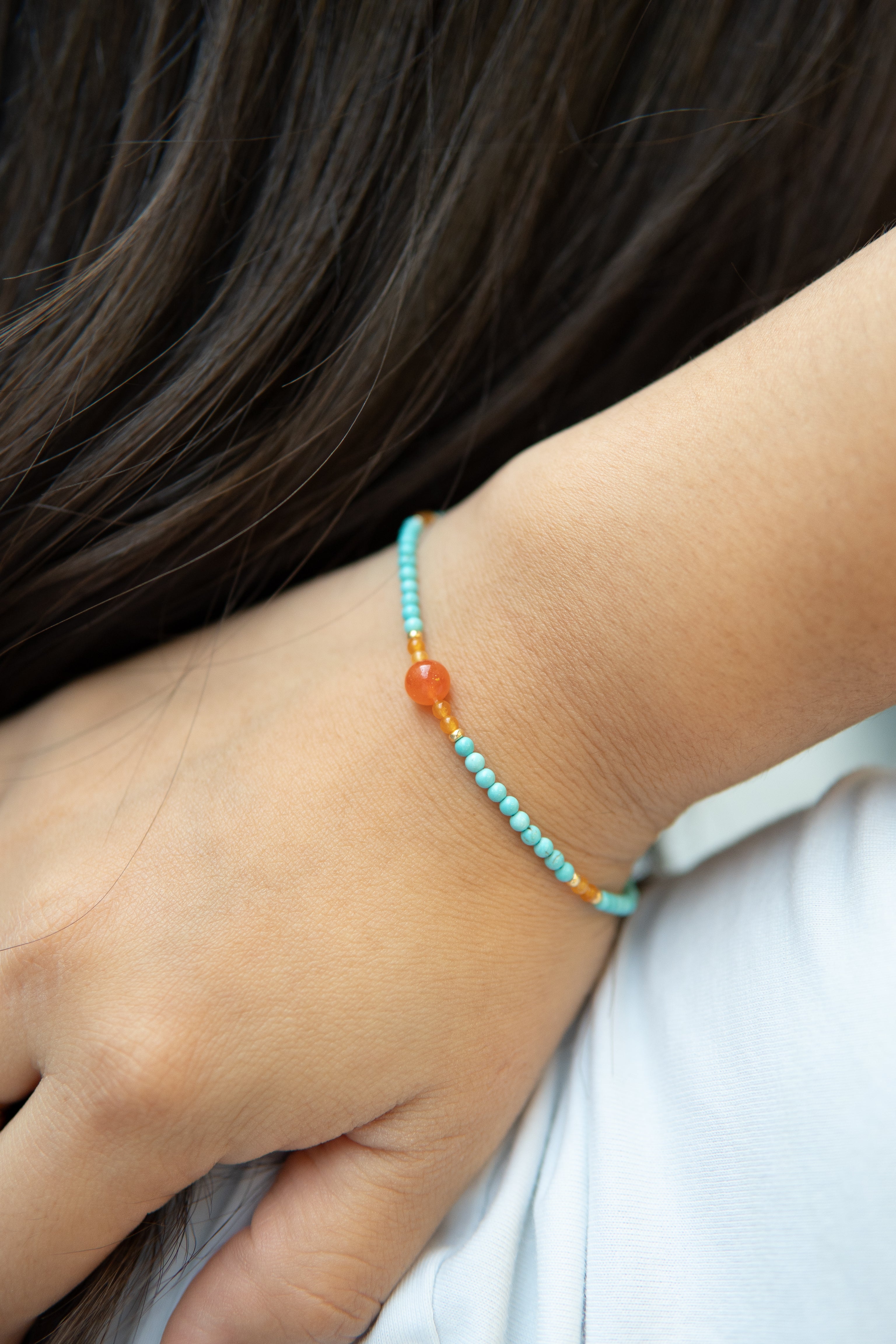 Bracelet artisanal très fin en perle d'agate orange, turquoise et jade