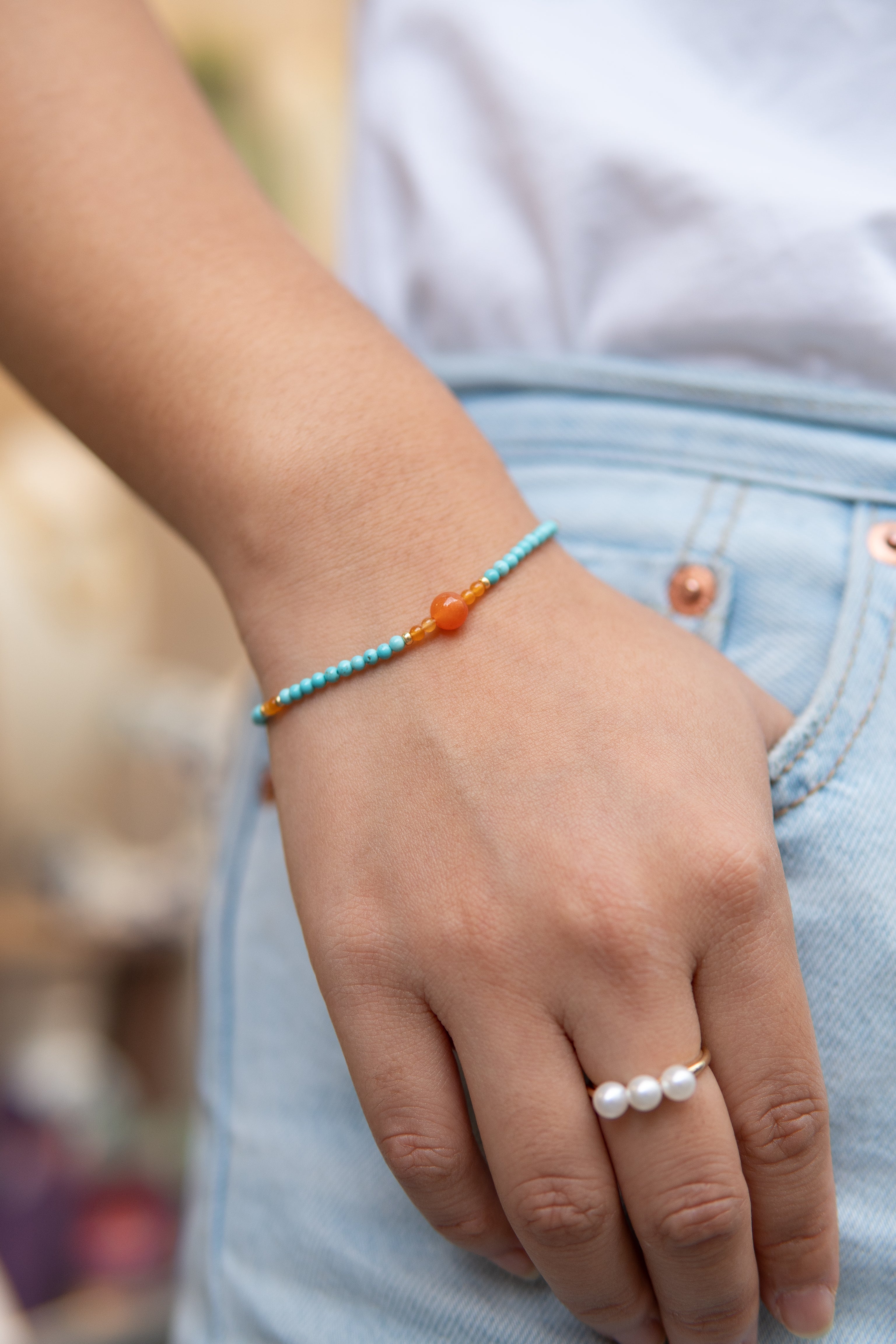 Bracelet artisanal très fin en perle d'agate orange, turquoise et jade
