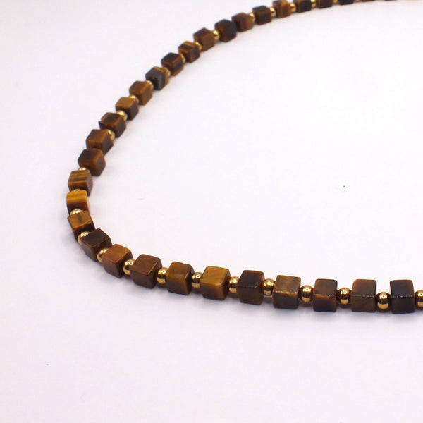 Collier artisanal ras-du-cou en perles d'eau douce, jade et agate rouge