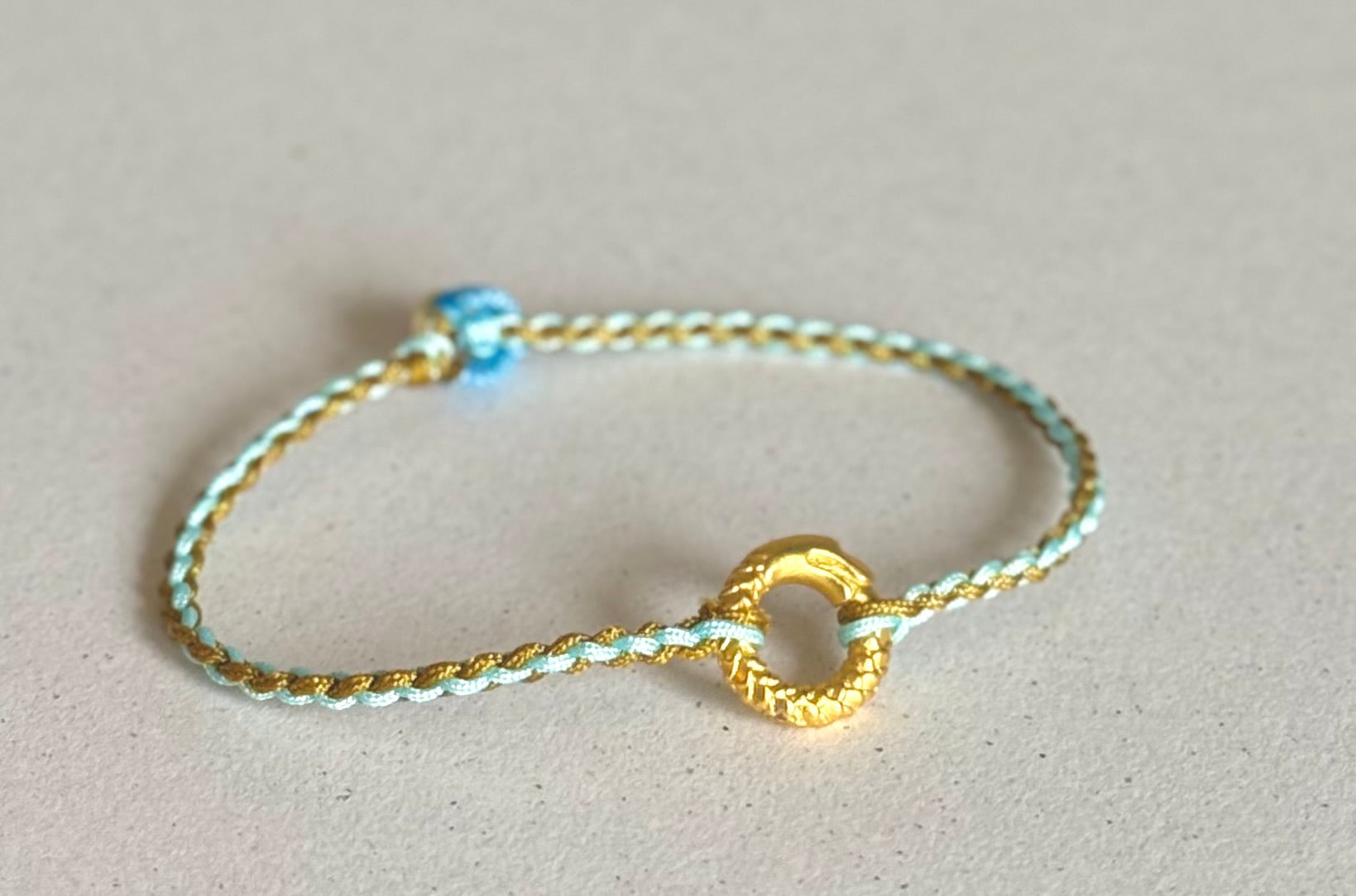 Bracelet anneau protecteur dragon – cordon tressé contrasté taupe et bleu