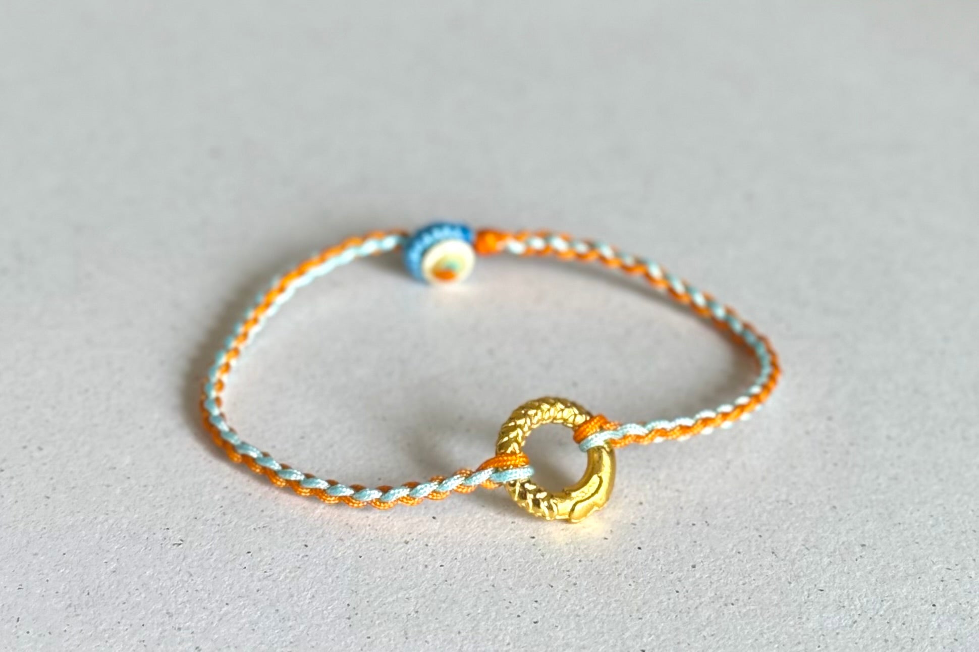 Bracelet anneau protecteur dragon – cordon tressé contrasté bleu et orange