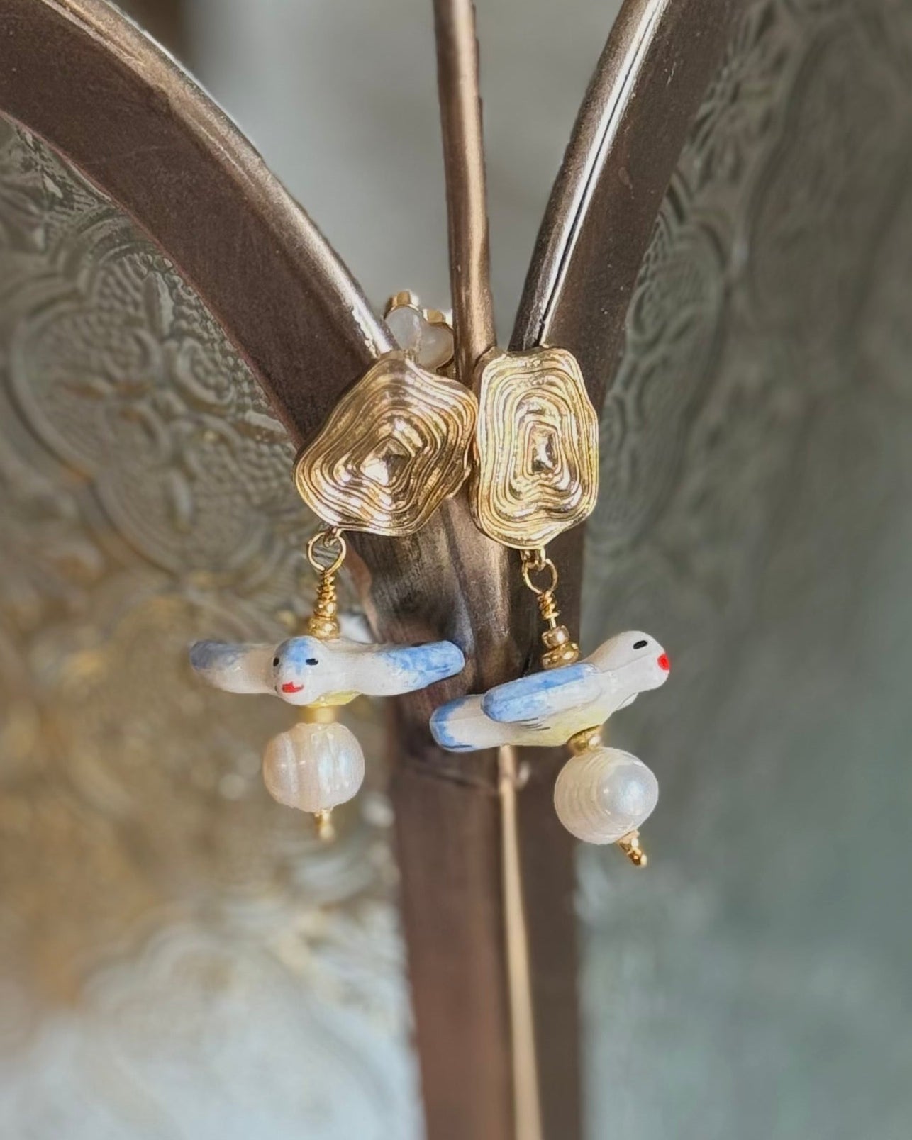Boucles d’oreilles artisanales baroques, oiseaux en céramique et perles d’eau douce
