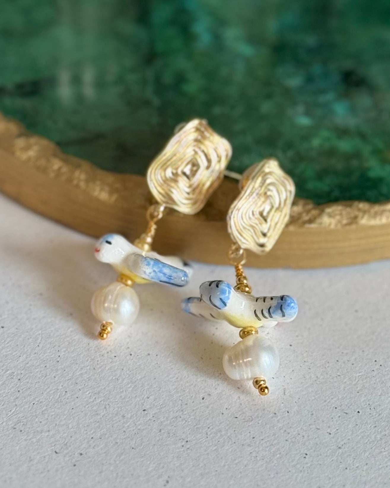 Boucles d’oreilles artisanales baroques, oiseaux en céramique et perles d’eau douce