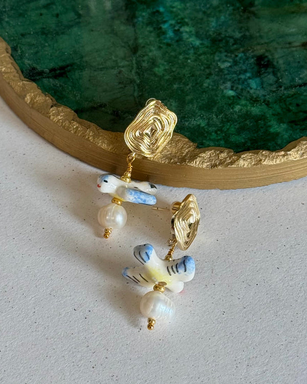 Boucles d’oreilles artisanales baroques, oiseaux en céramique et perles d’eau douce