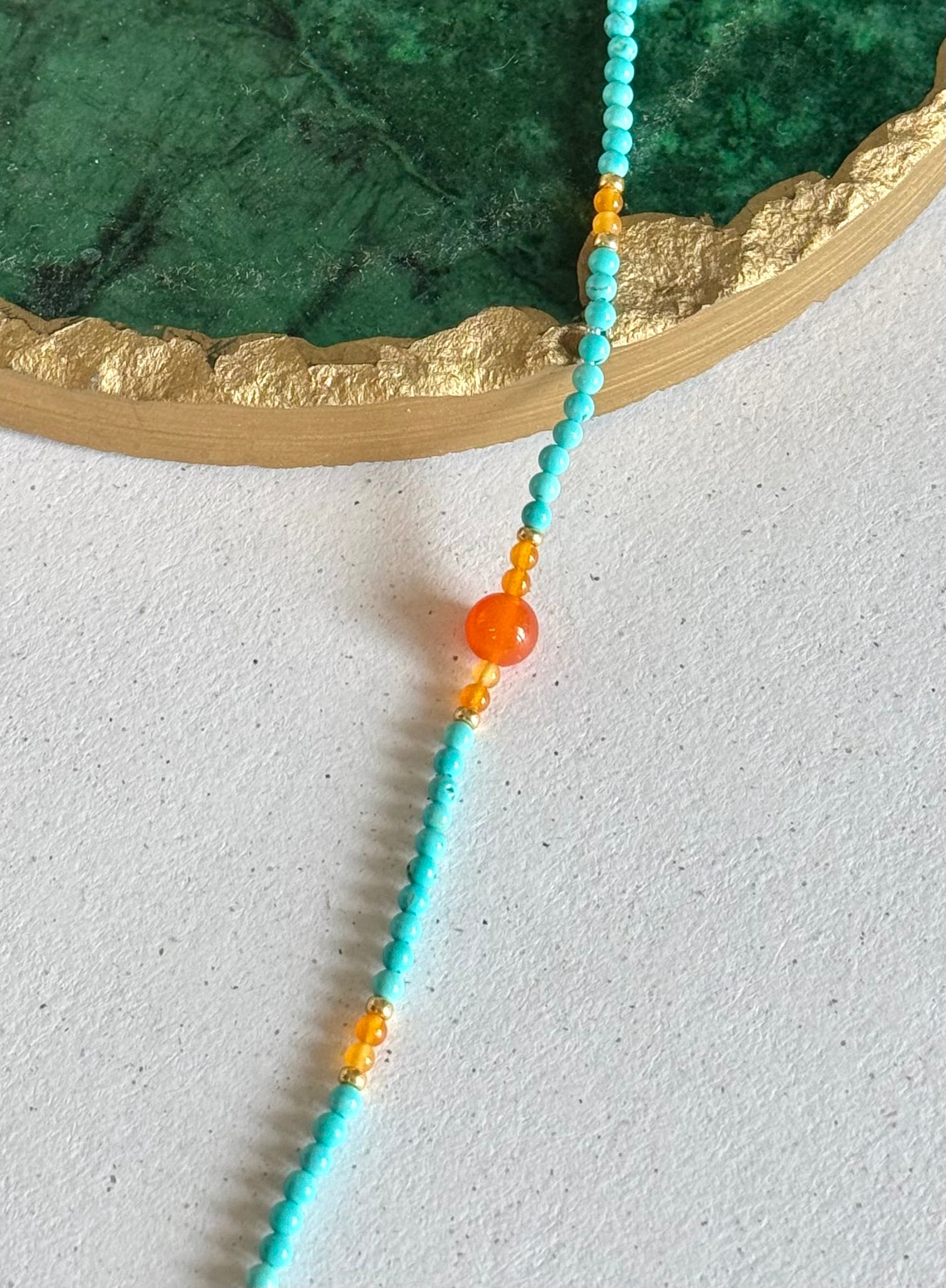 Bracelet artisanal très fin en perle d'agate orange, turquoise et jade