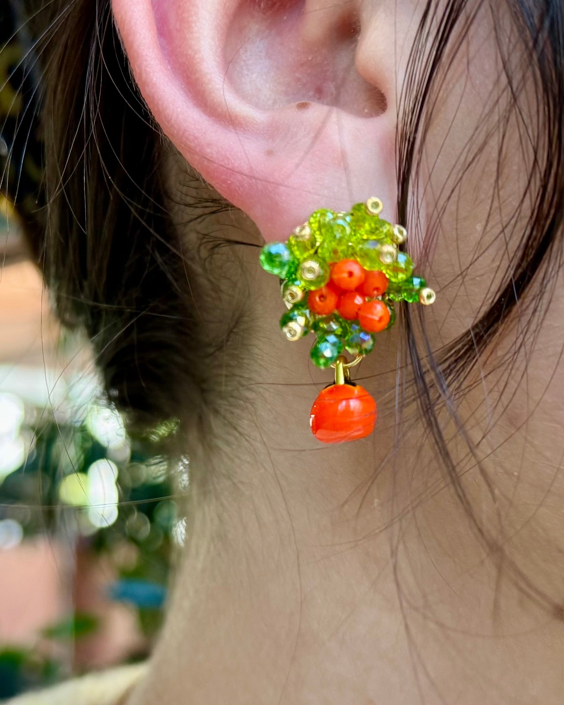 Boucles d’oreilles brodées artisanales "Boule de Kaki" – style oriental, kaki et feuillage vert