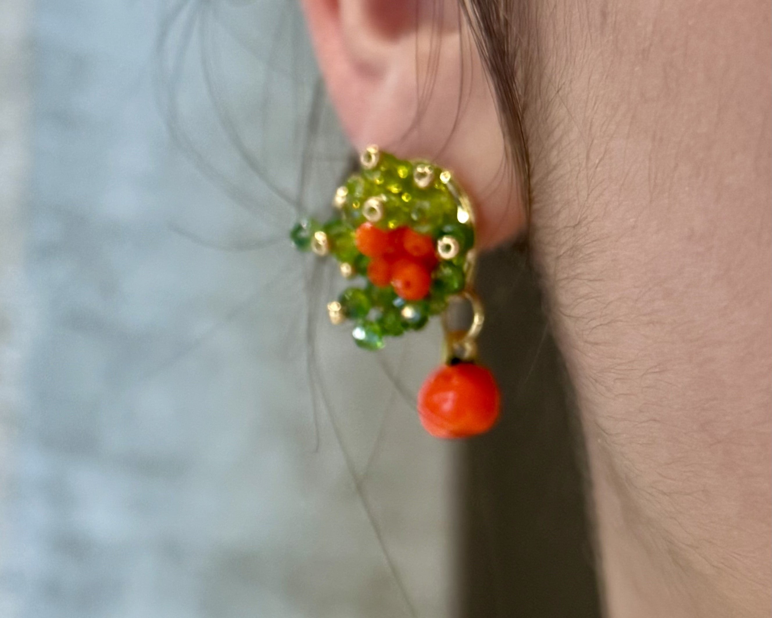 Boucles d’oreilles brodées artisanales "Boule de Kaki" – style oriental, kaki et feuillage vert