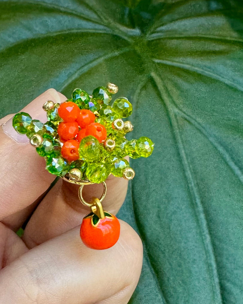 Boucles d’oreilles brodées artisanales "Boule de Kaki" – style oriental, kaki et feuillage vert