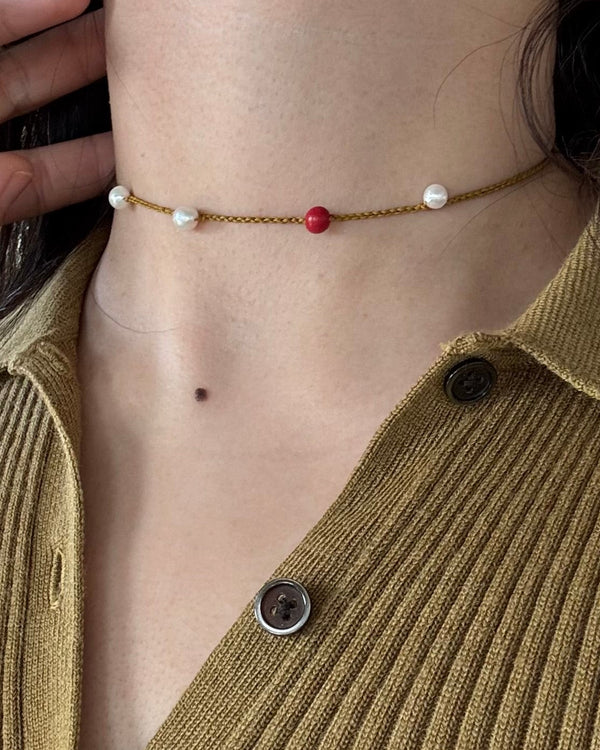 Choker/collier artisanal avec perles d’eau douce et corail rouge