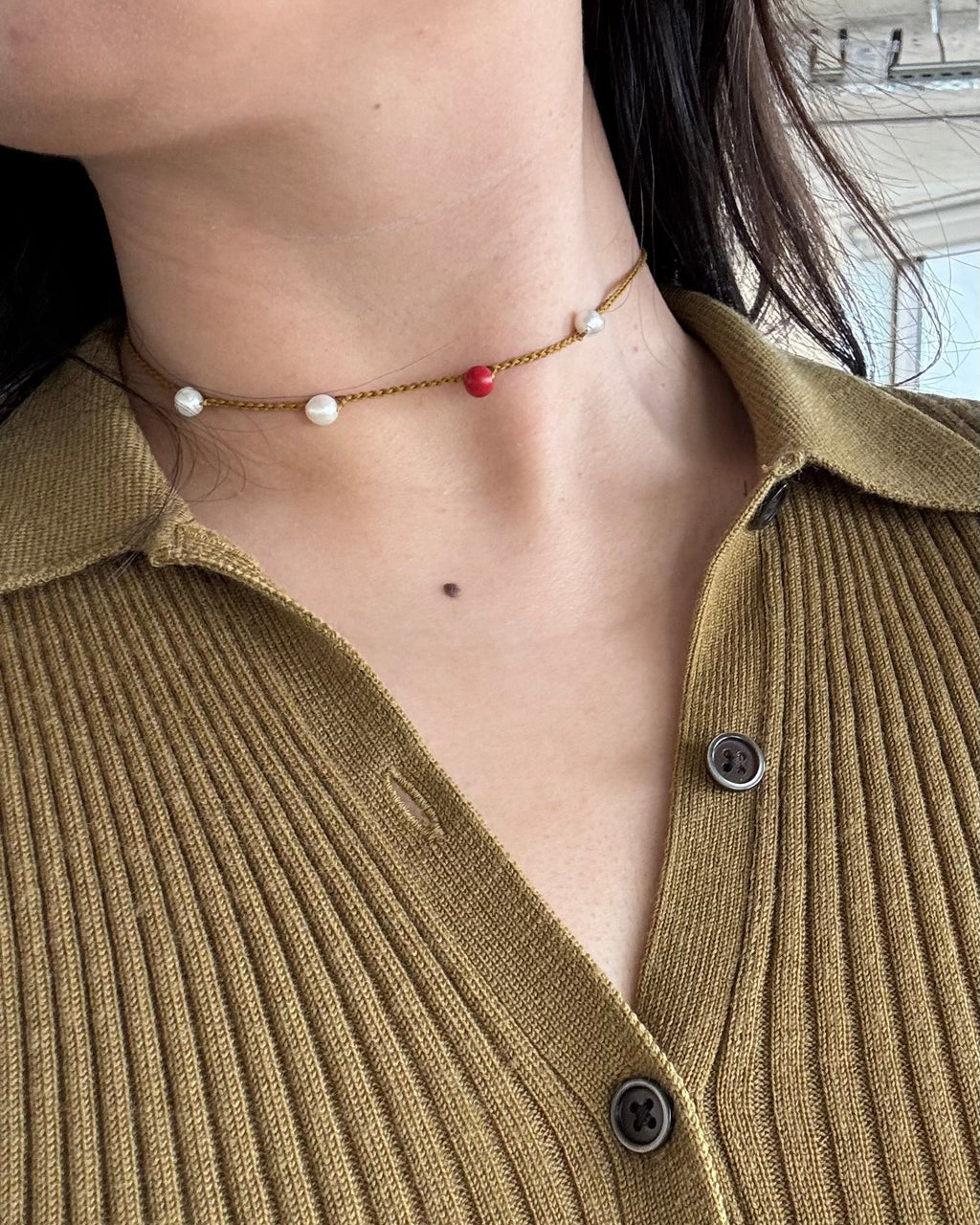 Choker/collier artisanal avec perles d’eau douce et corail rouge