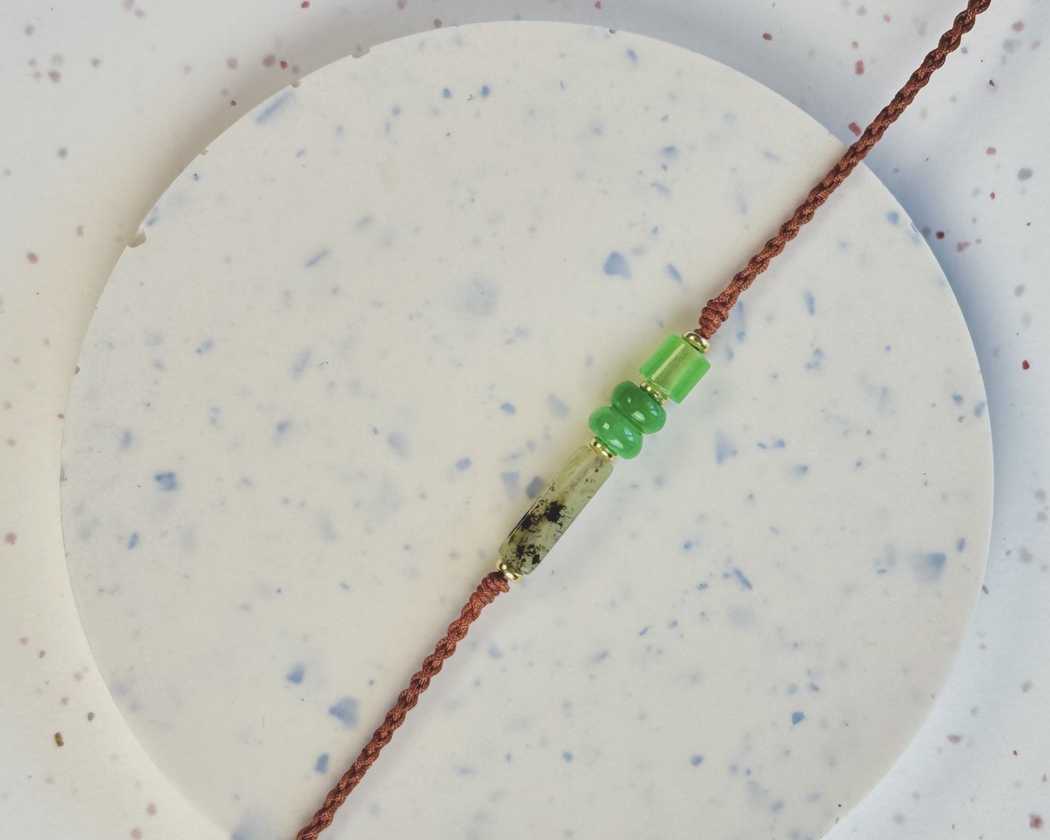 Collier fait main inspiré d'Asie, jade et agate verte sur cordon tressé, ajustable