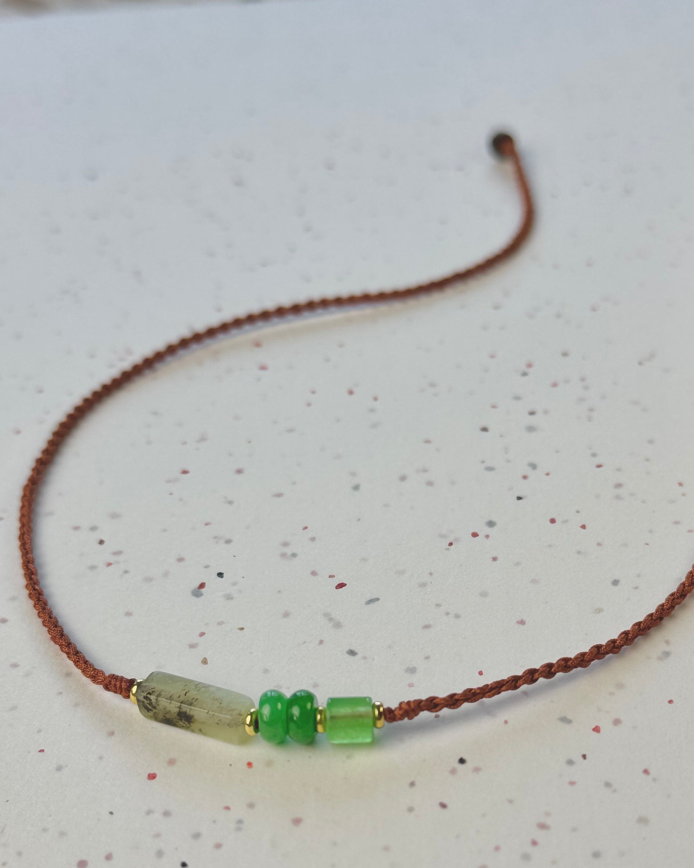 Collier fait main inspiré d'Asie, jade et agate verte sur cordon tressé, ajustable