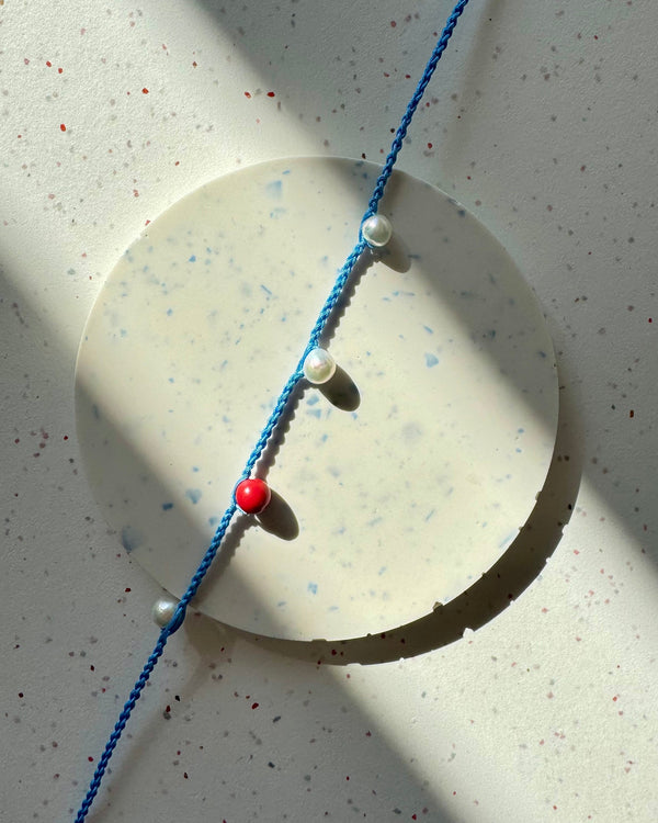 Choker/collier tressé artisanal avec perles d’eau douce et corail rouge