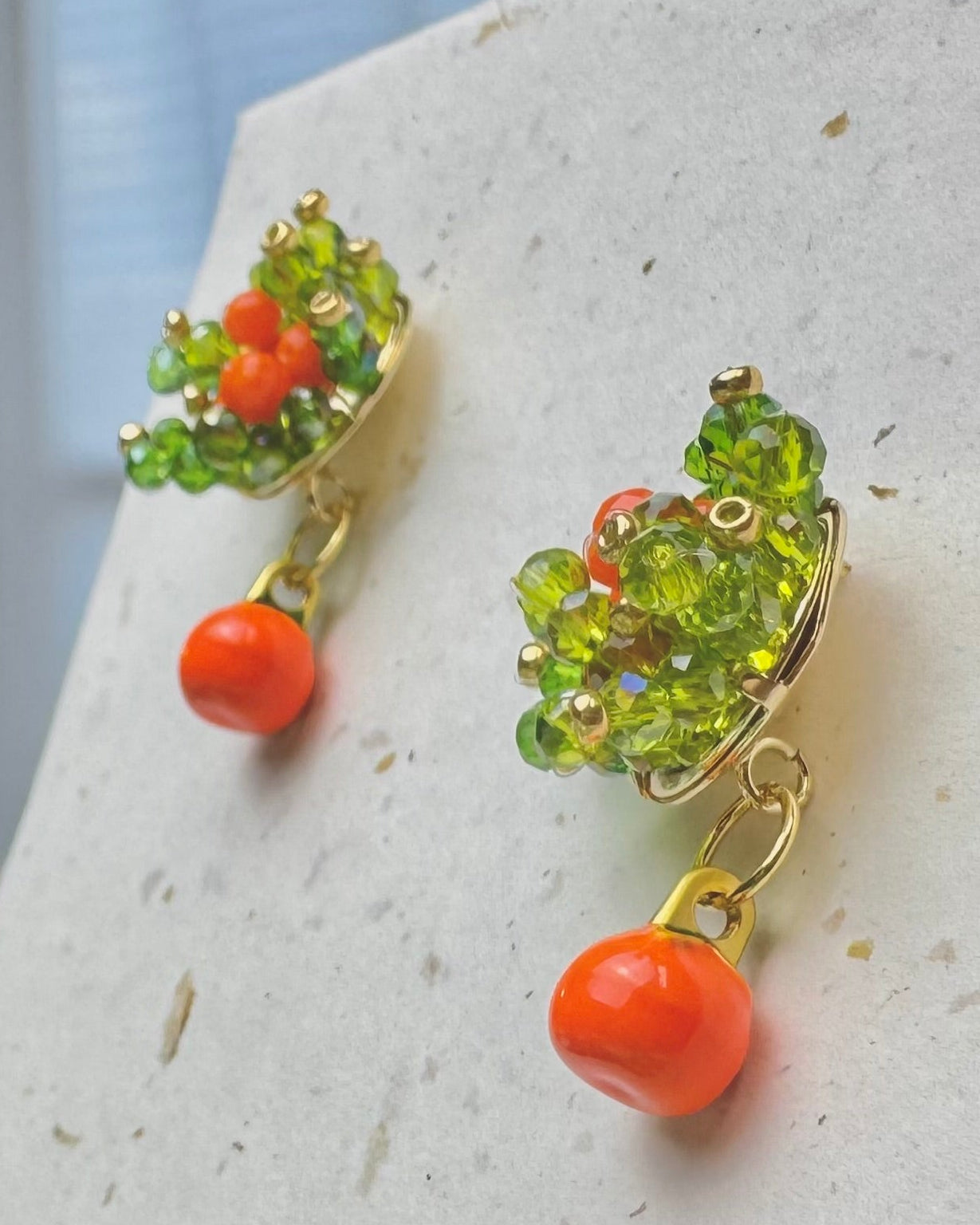 Boucles d’oreilles brodées artisanales "Boule de Kaki" – style oriental, kaki et feuillage vert