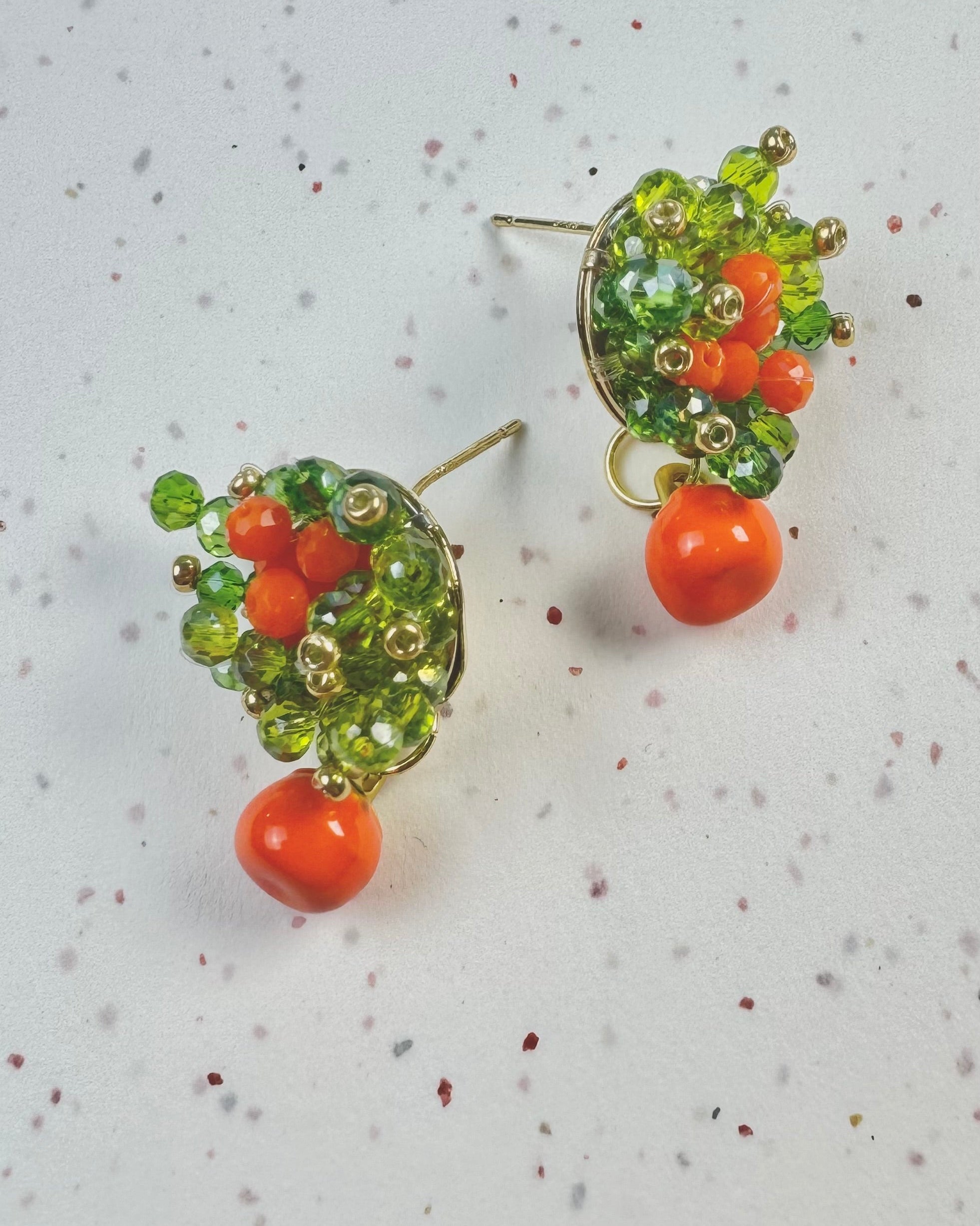 Boucles d’oreilles brodées artisanales "Boule de Kaki" – style oriental, kaki et feuillage vert