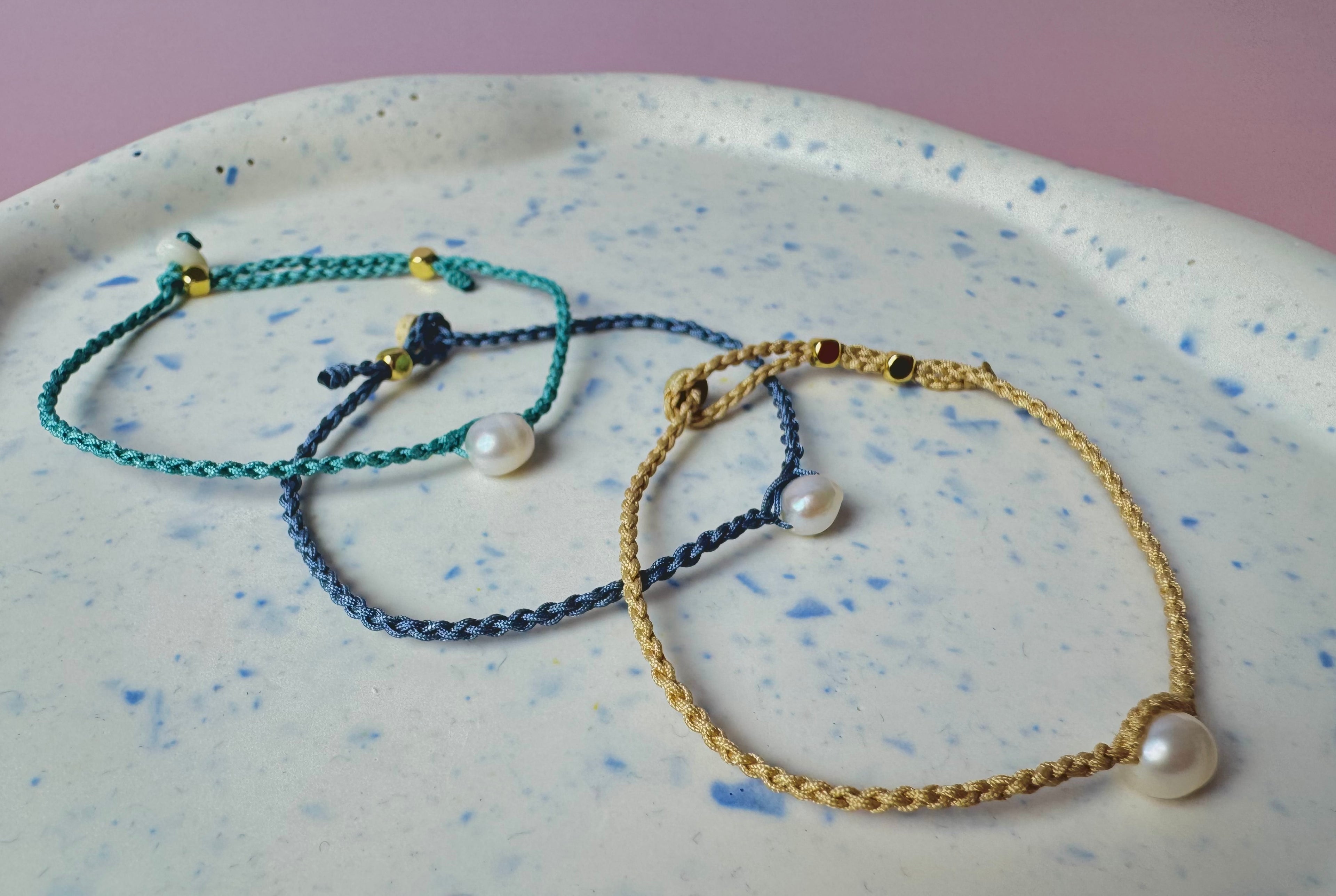Bracelet minimaliste perle d'eau douce - couleur personnalisée, ajustable