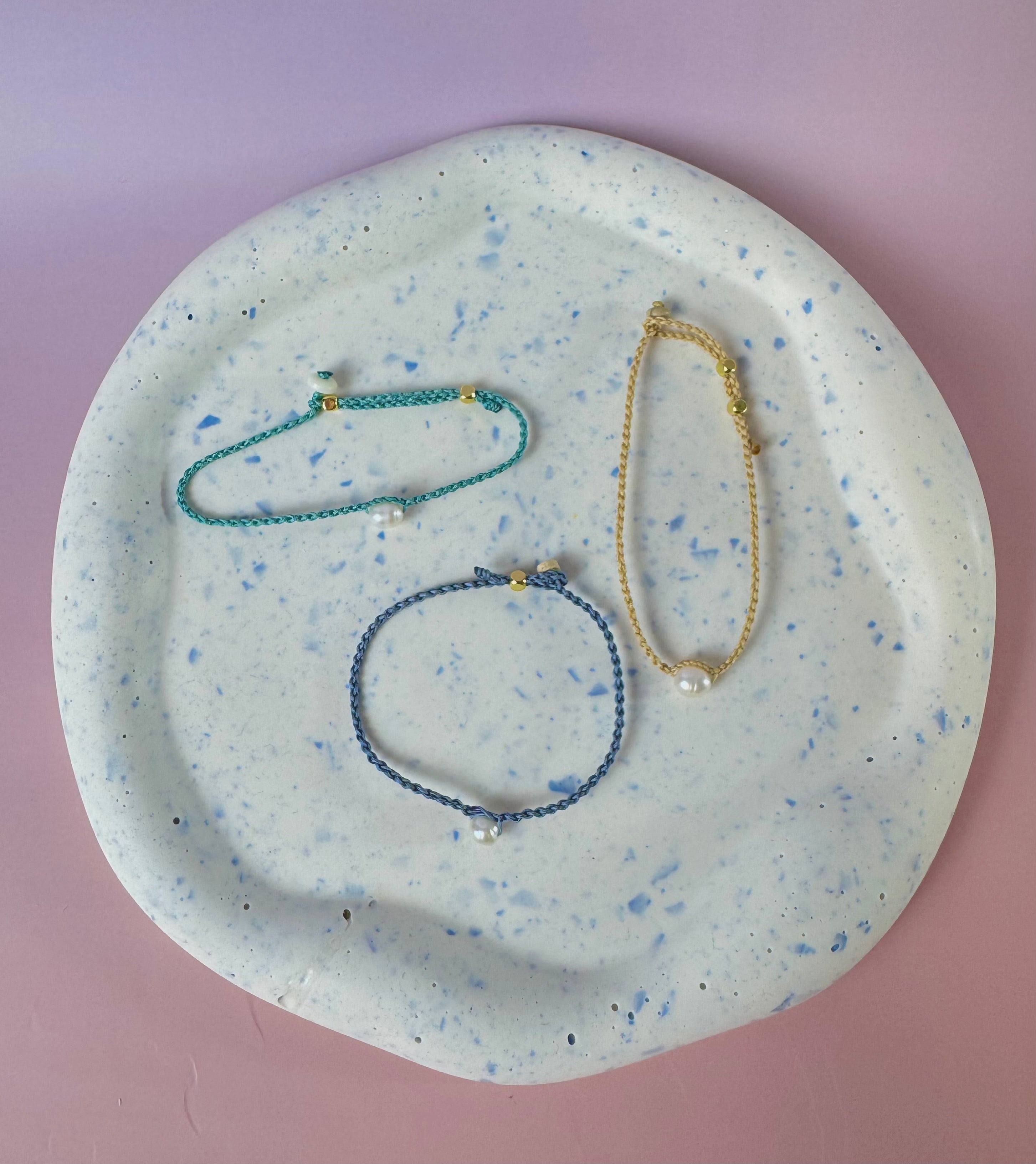 Bracelet minimaliste perle d'eau douce - couleur personnalisée, ajustable