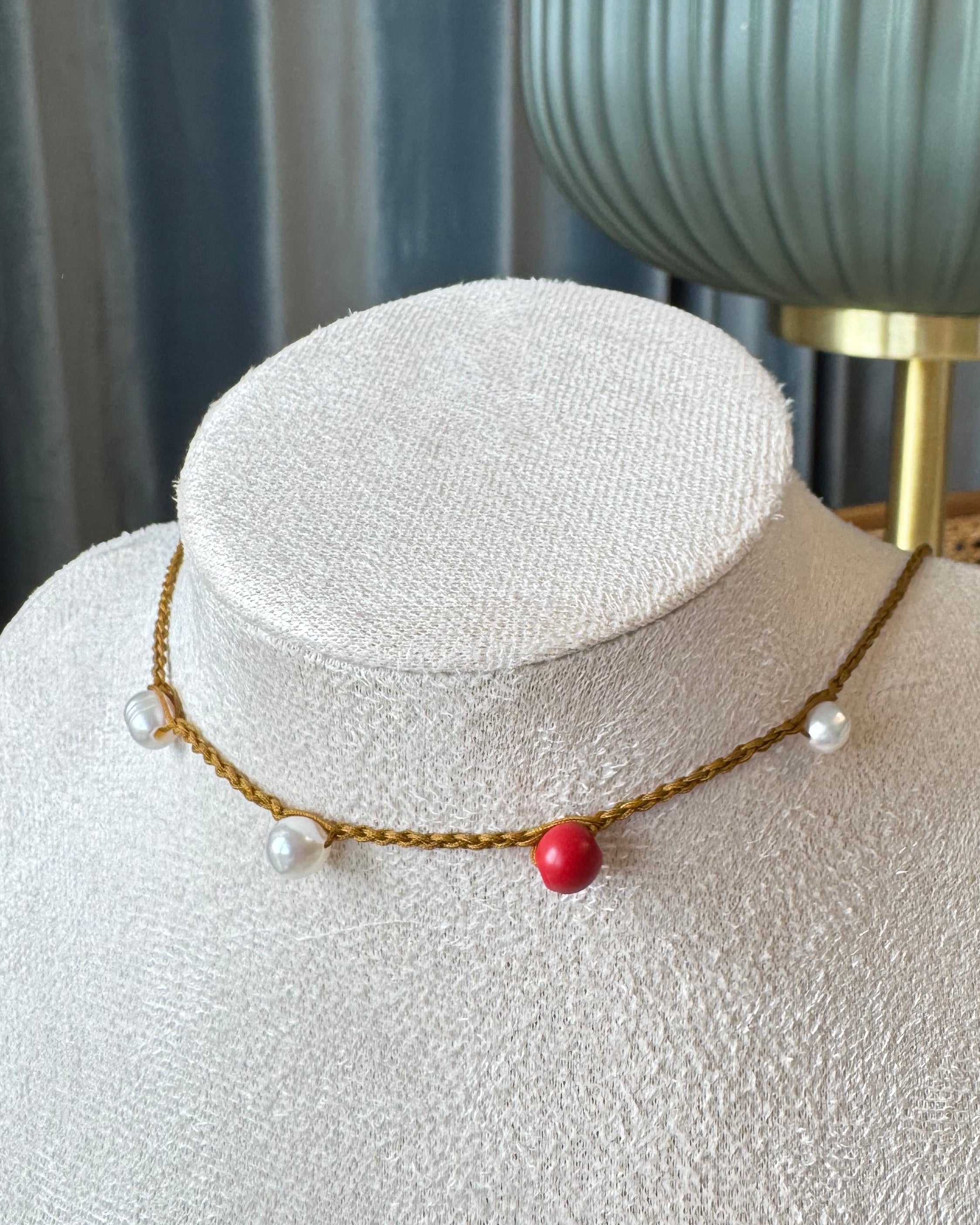 Choker/collier artisanal avec perles d’eau douce et corail rouge