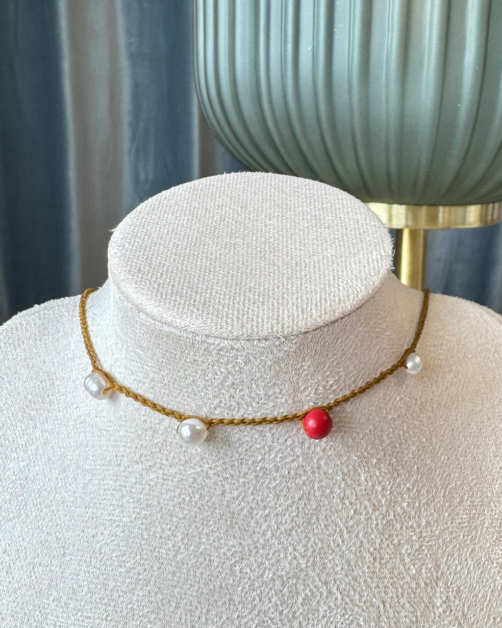 Choker/collier artisanal avec perles d’eau douce et corail rouge