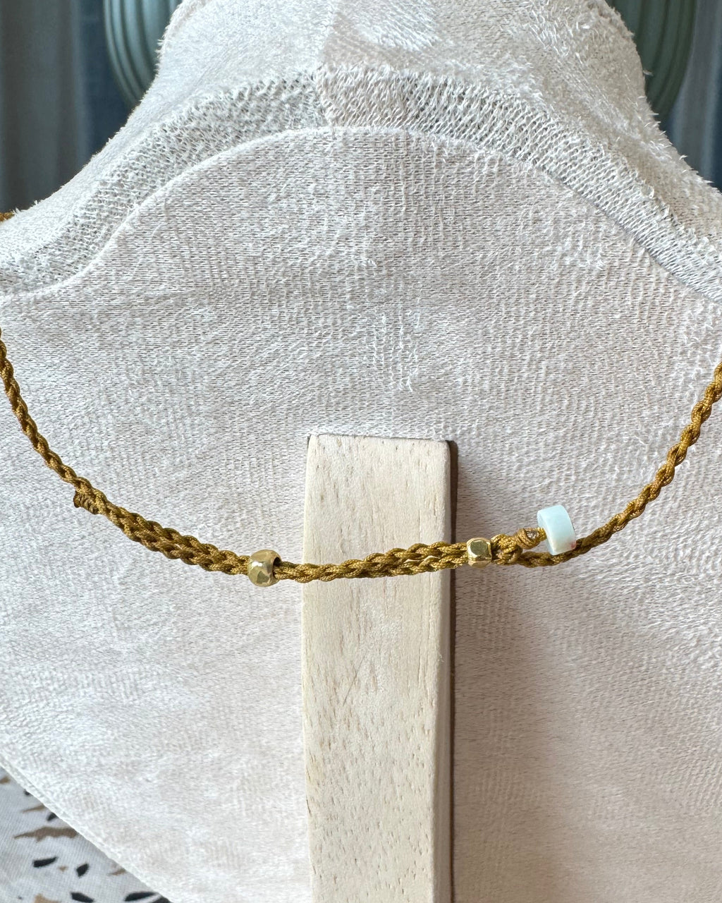 Choker/collier artisanal avec perles d’eau douce et corail rouge