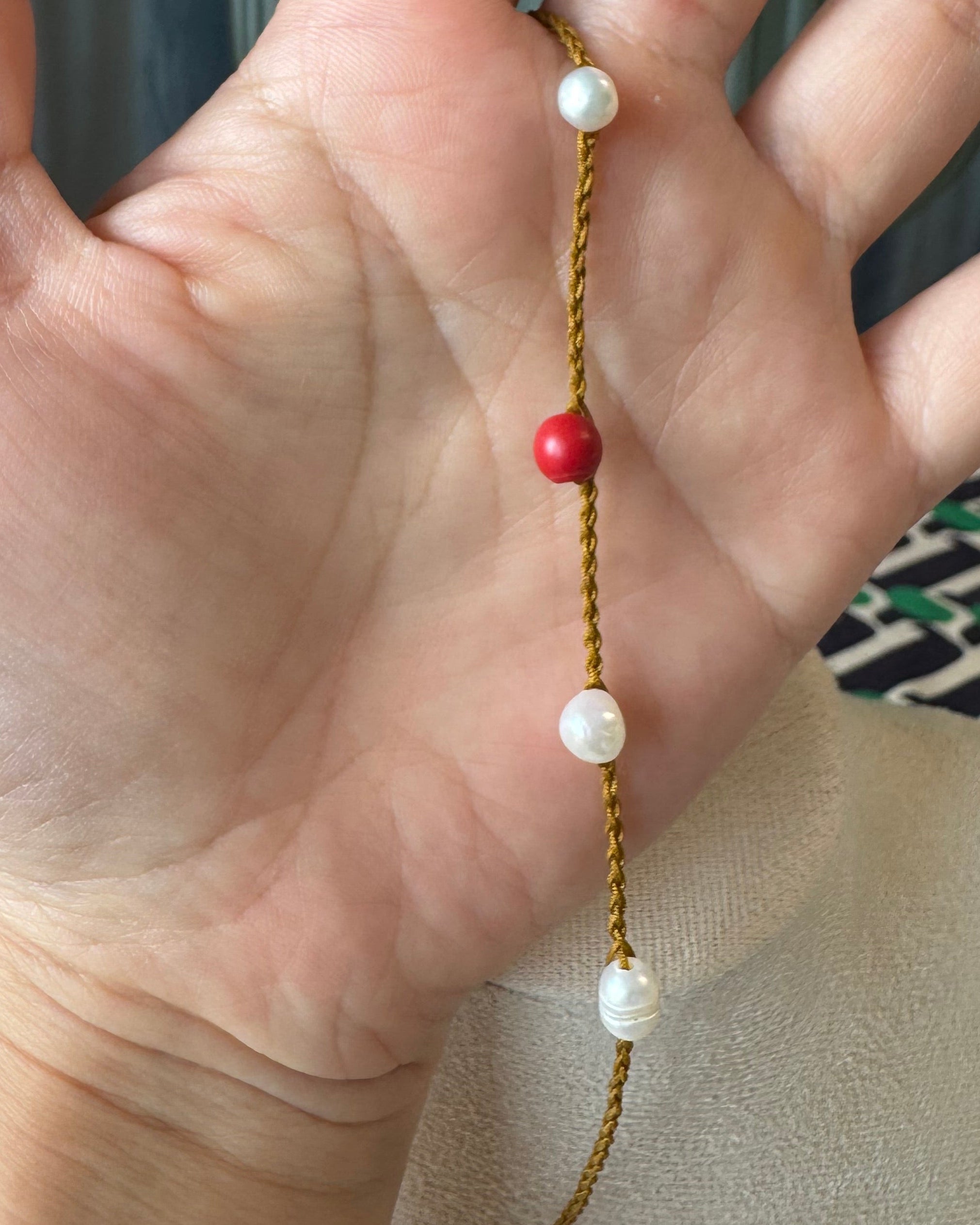 Choker/collier artisanal avec perles d’eau douce et corail rouge