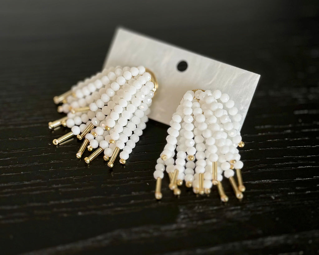 Boucles d’oreilles artisanales à franges perles blanches et dorées --White Dreams