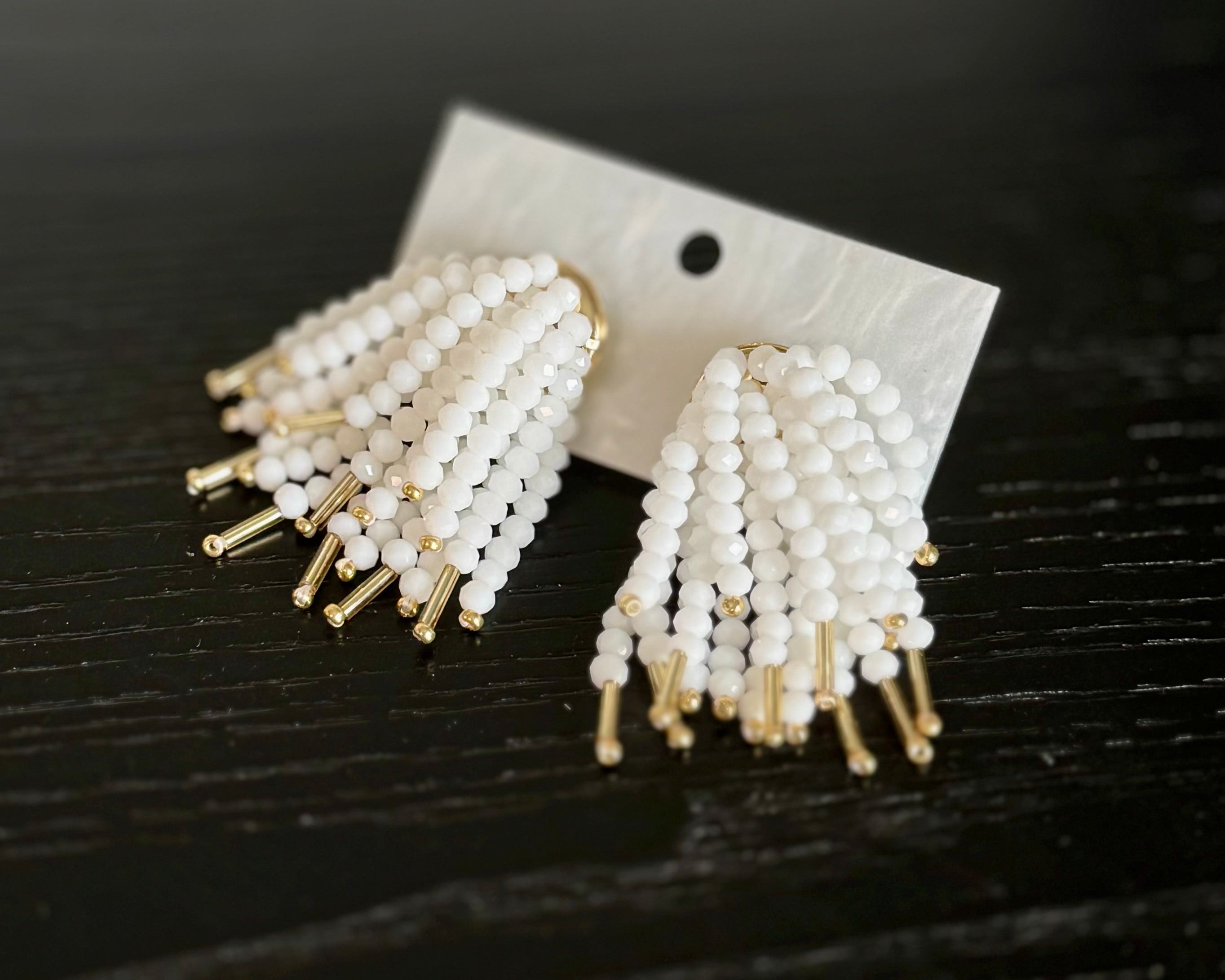 Boucles d’oreilles artisanales à franges perles blanches et dorées --White Dreams