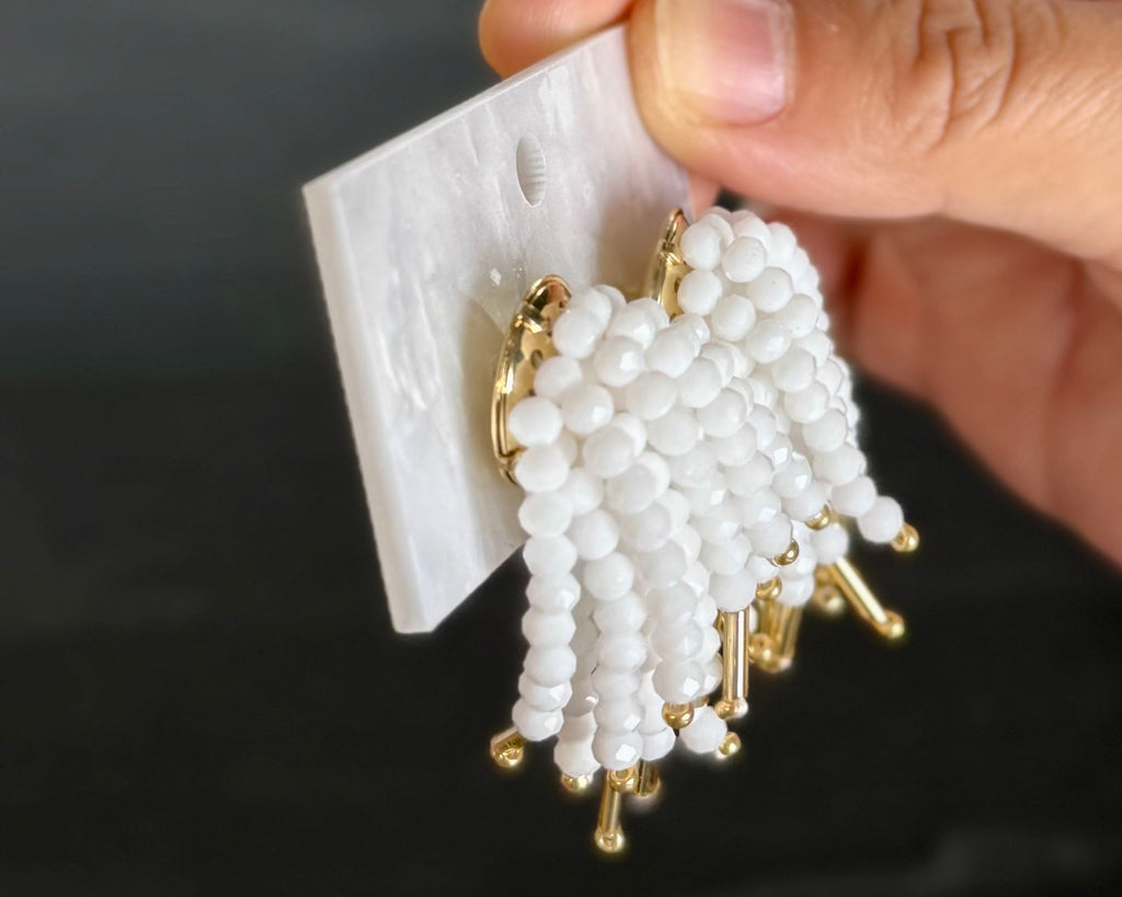 Boucles d’oreilles artisanales à franges perles blanches et dorées --White Dreams