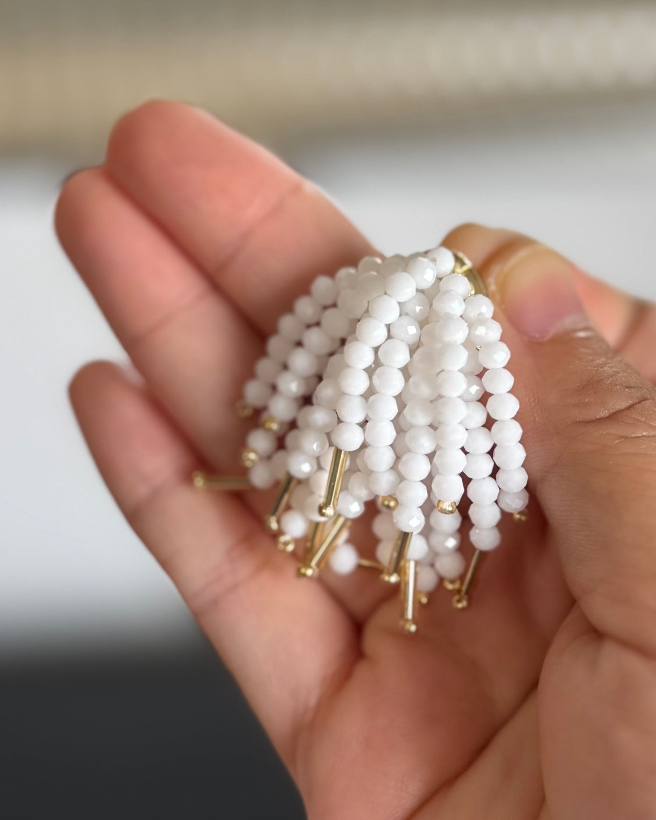 Boucles d’oreilles artisanales à franges perles blanches et dorées --White Dreams