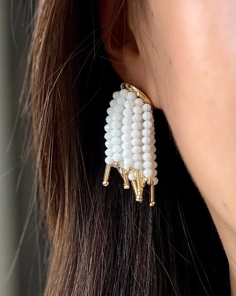 Boucles d’oreilles artisanales à franges perles blanches et dorées --White Dreams