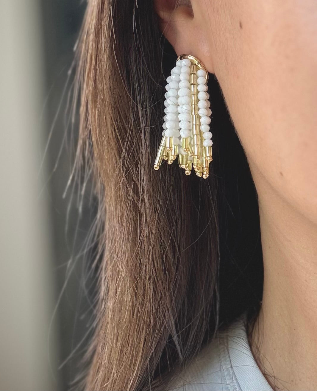 Boucles d’oreilles artisanales à franges de perles blanches Etincelles de White Dreams