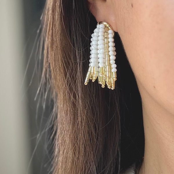 Boucles d'oreilles artisanales à franges de perles blanches Etincelles de White Dreams