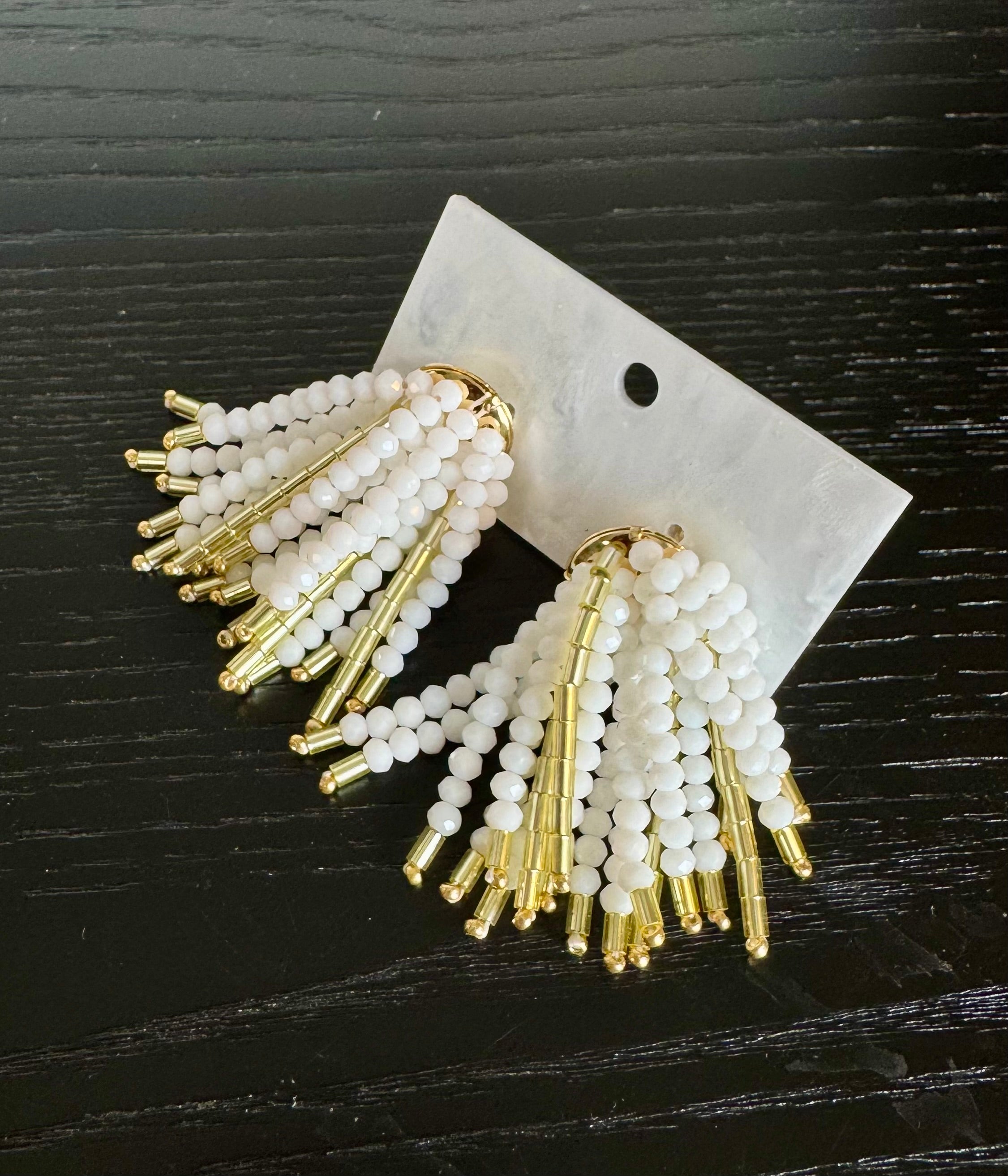 Boucles d’oreilles artisanales à franges de perles blanches Etincelles de White Dreams