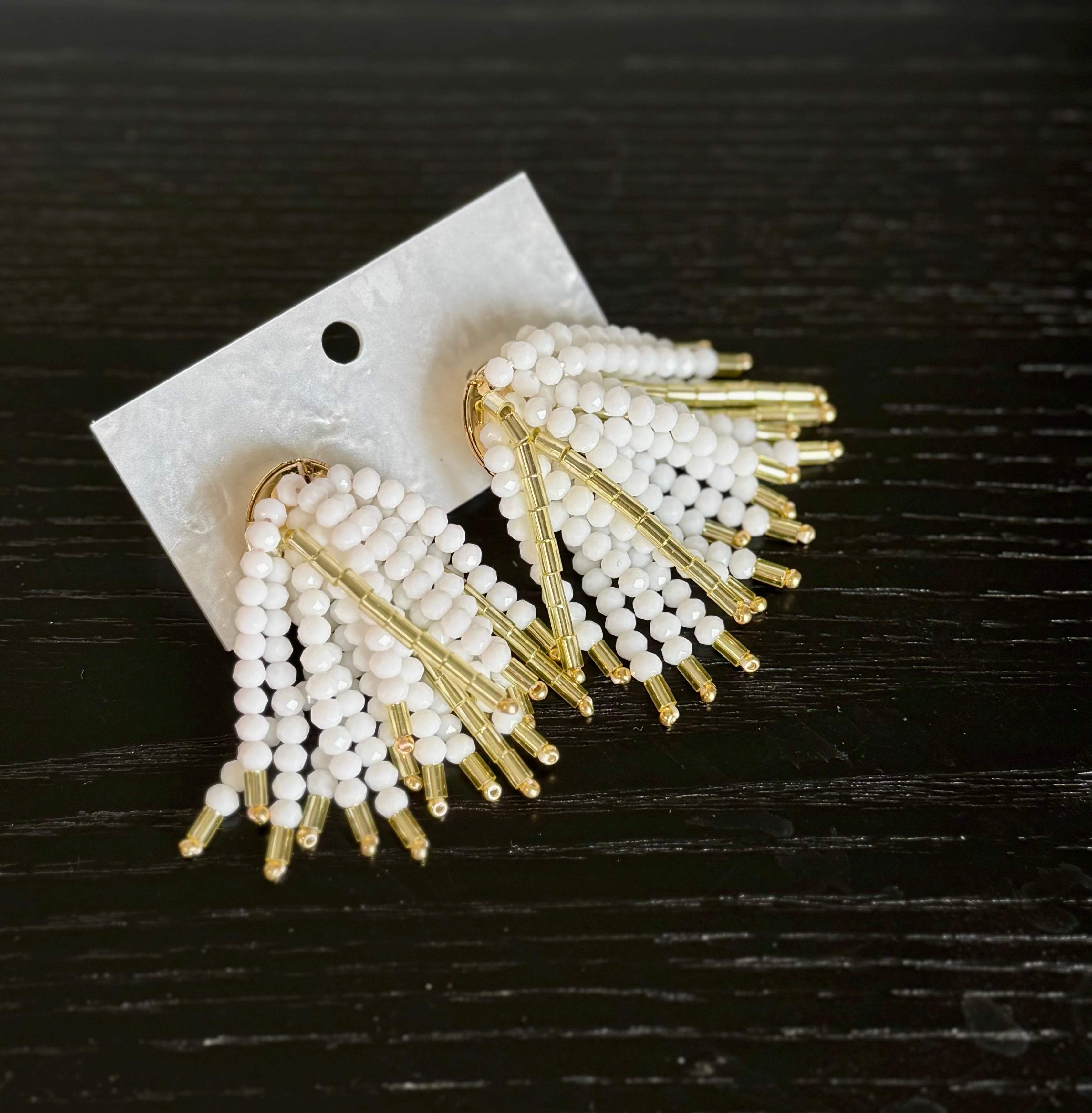 Boucles d’oreilles artisanales à franges de perles blanches Etincelles de White Dreams