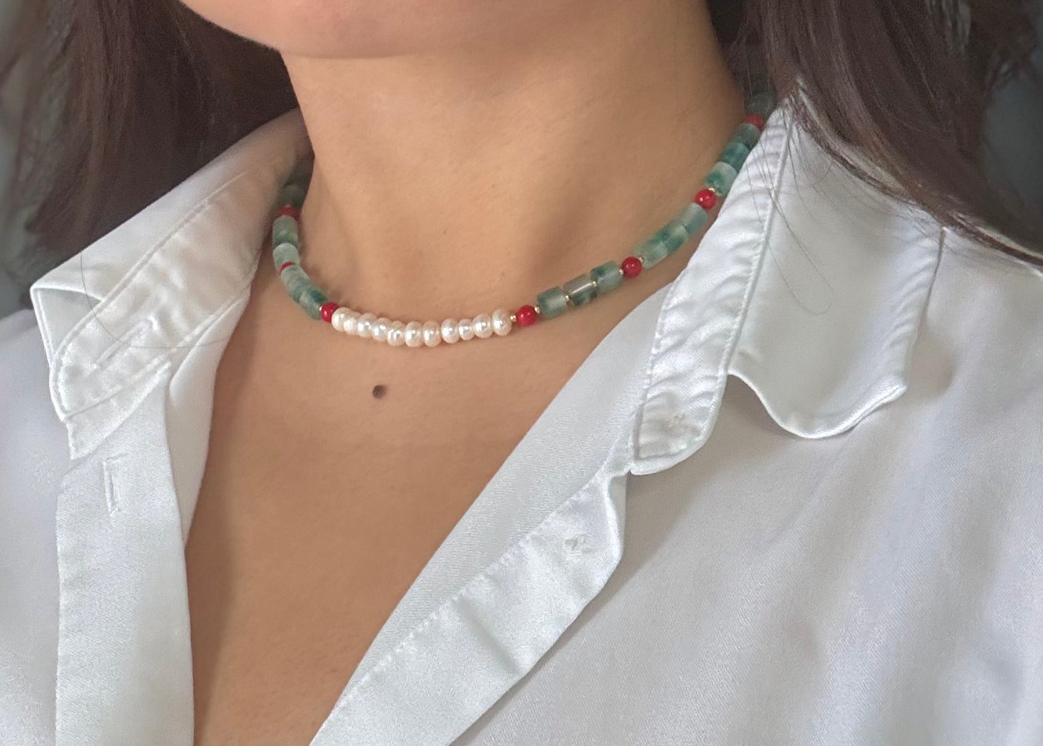 Collier artisanal ras-du-cou en perles d’eau douce, jade et agate rouge