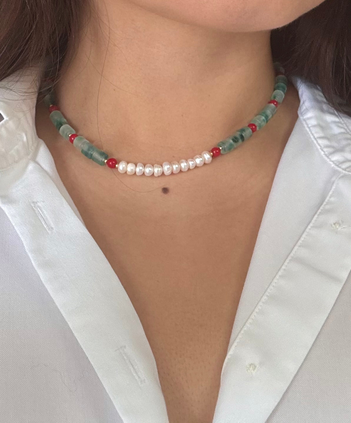 Collier artisanal ras-du-cou en perles d’eau douce, jade et agate rouge