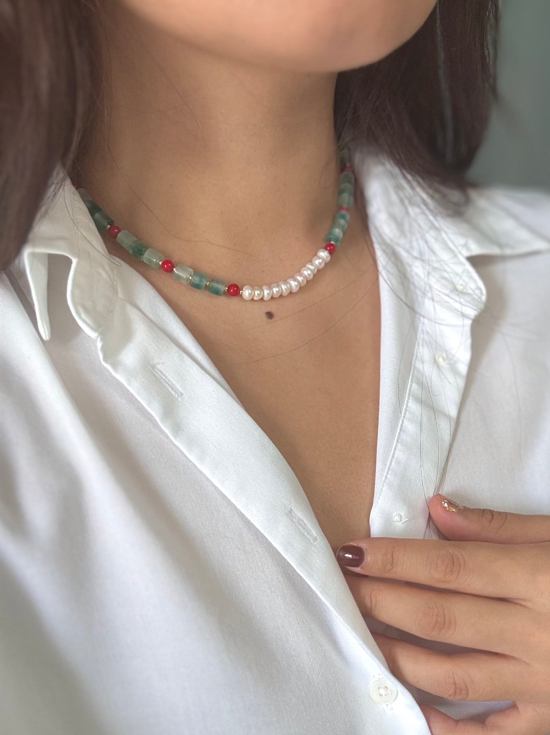 Collier artisanal ras-du-cou en perles d’eau douce, jade et agate rouge
