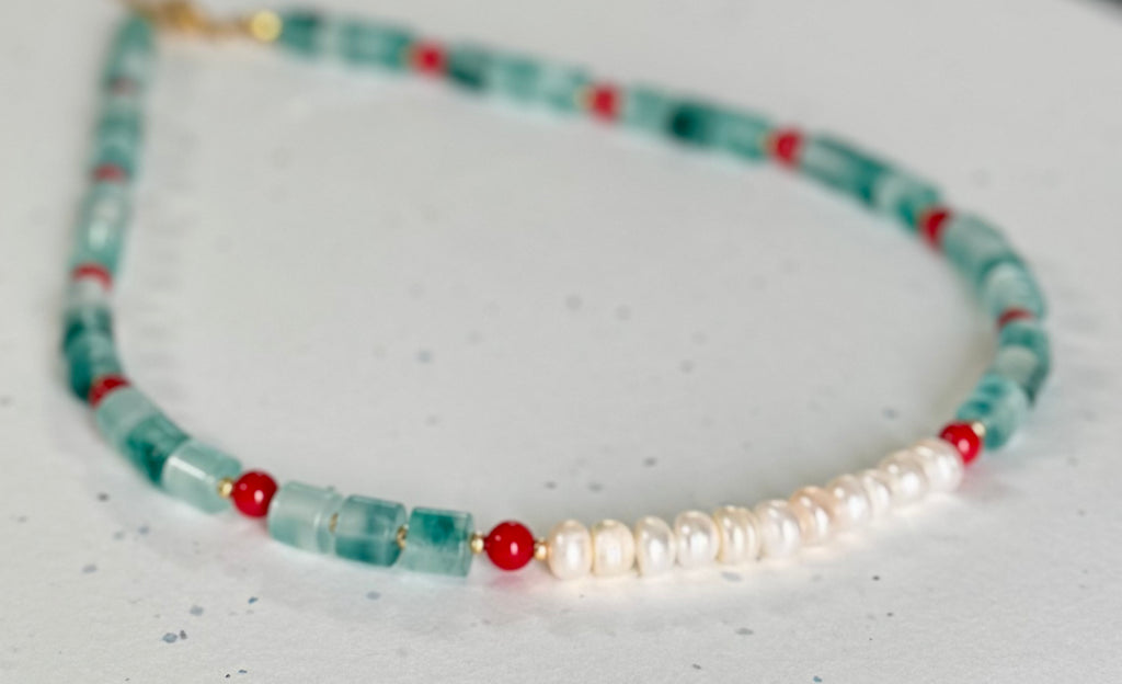 Collier artisanal ras-du-cou en perles d’eau douce, jade et agate rouge