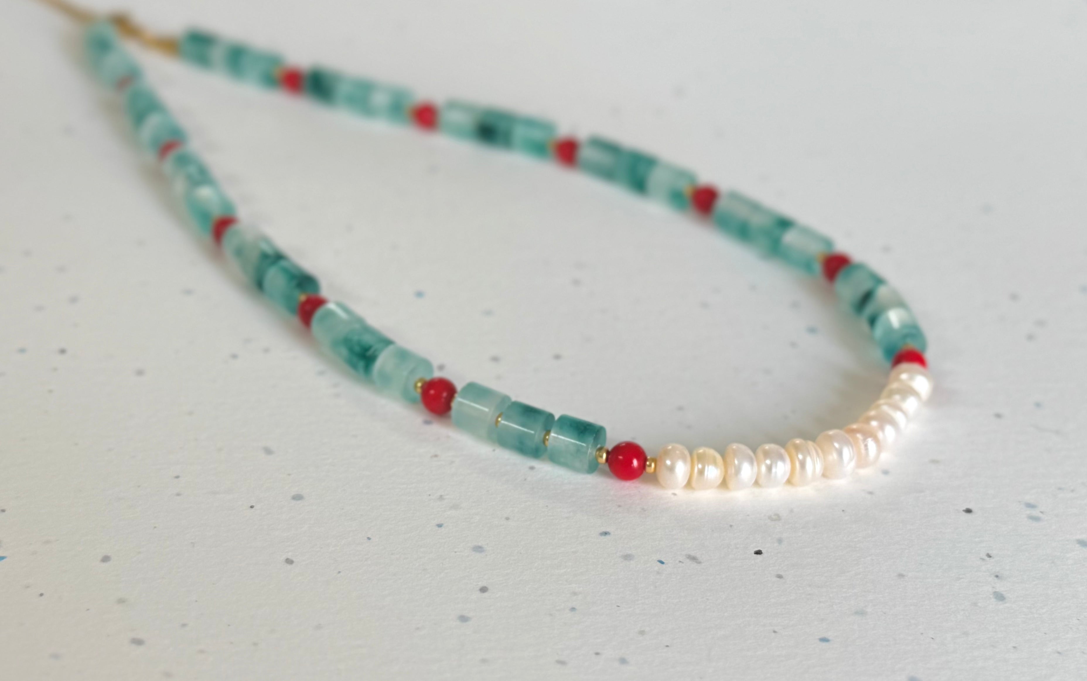 Collier artisanal ras-du-cou en perles d’eau douce, jade et agate rouge
